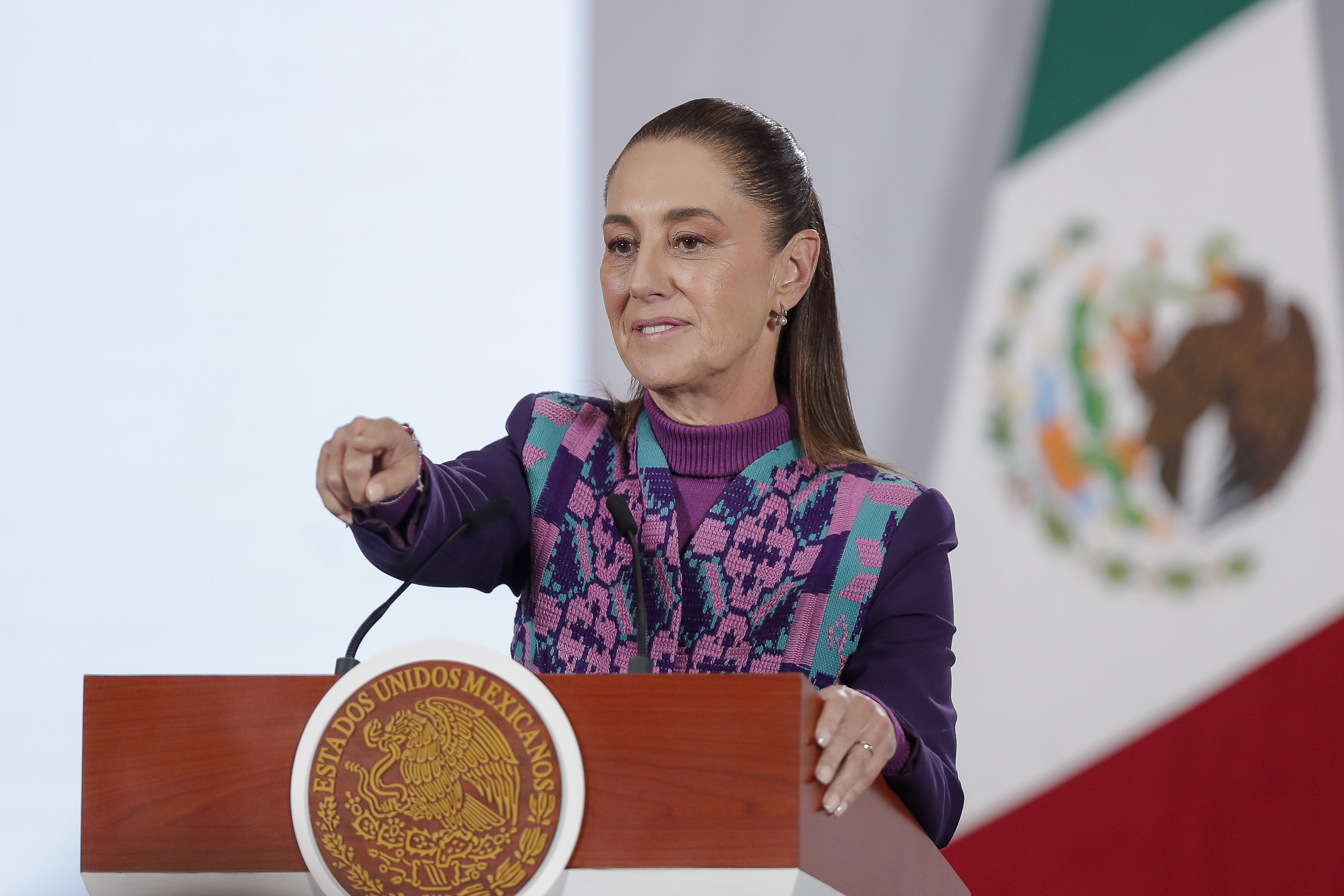 MEX327. CIUDAD DE MÉXICO (MÉXICO), 03/12/2025.- La presidenta de México, Claudia Sheinbaum, habla en una rueda de prensa este miércoles, en el Palacio Nacional de la Ciudad de México (México). Sheinbaum confirmó que acudirá al sorteo del Mundial de Fútbol 2026 que se realizará el próximo 5 de diciembre en Washington, en donde se verá por primera en persona con su homólogo estadounidense, Donald Trump. EFE/ Isaac Esquivel
