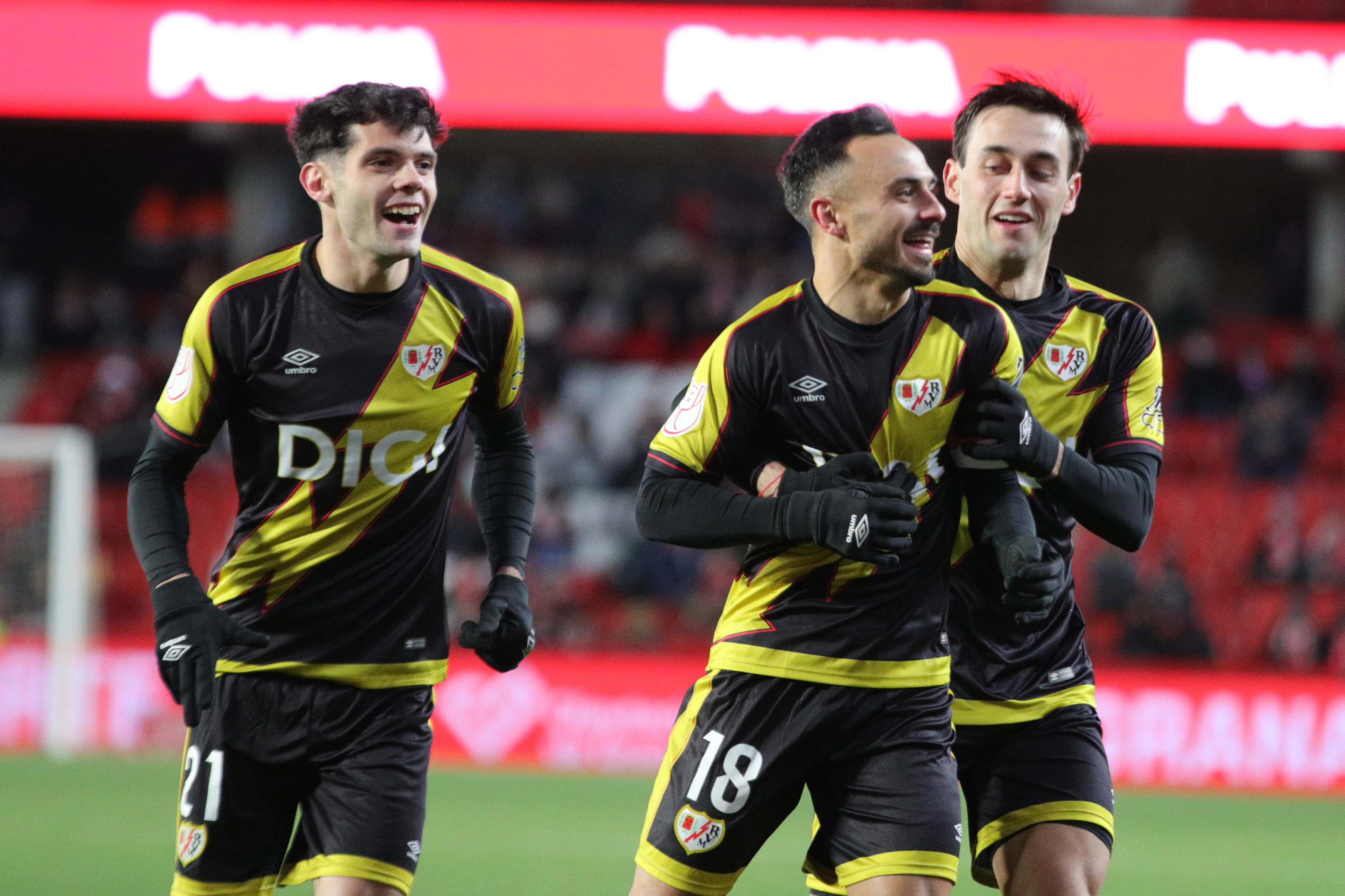 GRANADA (ANDALUCÍA), 06/01/2026.- El centrocampista del Rayo Alvaro García (c) celebra tras anotar un gol este martes durante el partido de la ronda de dieciseisavos de la Copa del Rey que enfrenta al Granada CF y al Rayo Vallecano en el estadio Nuevo Los Cármenes de la ciudad nazarí. EFE/ Pepe Torres
