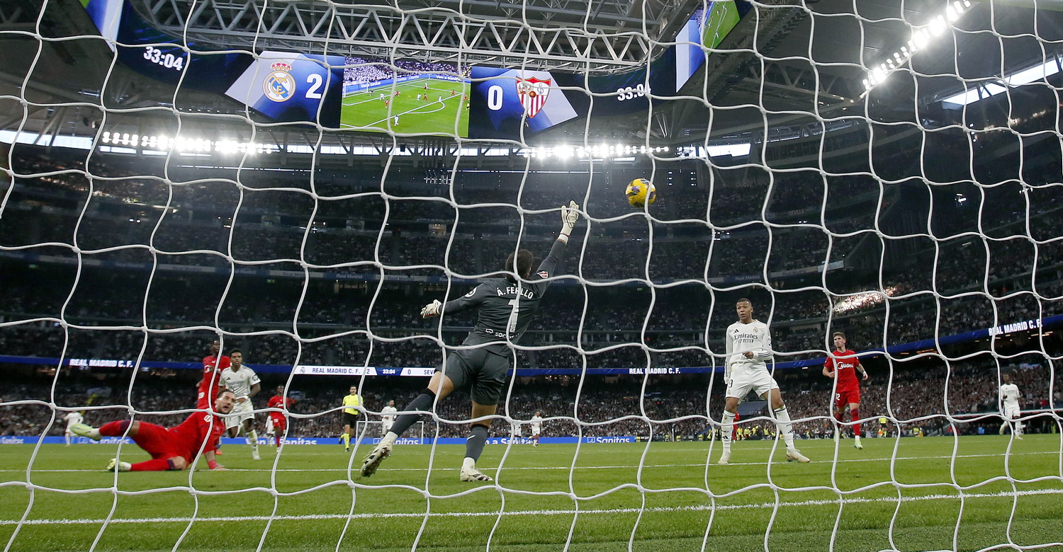 EL futbolista del Real Madrid, Rodrygo Goes, marca el 3-0 al Sevilla. 
