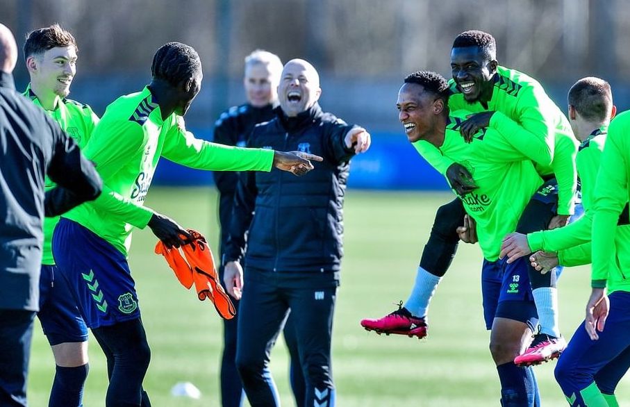 Mina desata risas en Everton con este divertido ejercicio