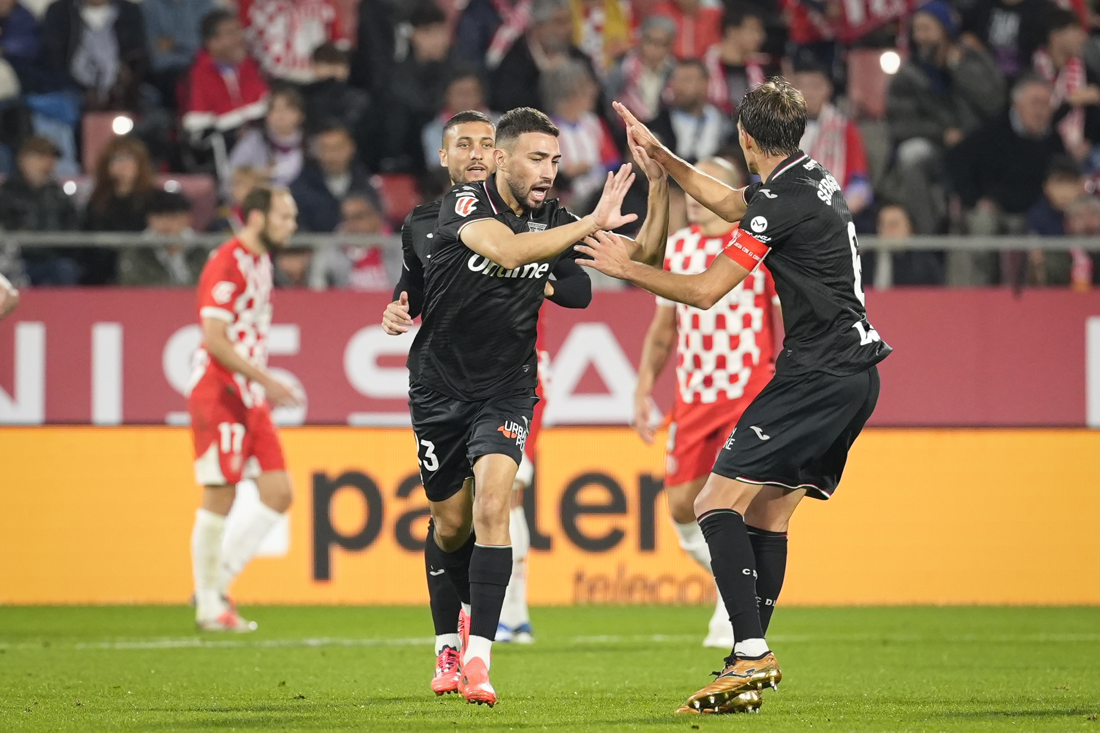 GIRONA, 02/11/2024.- El delantro del LEganés Munir (I) celebra su gol ante el Girona durante el partido de la 12ª jornada de LaLiga que el Girona y el Leganés disputan este sábado en el estadio de Montilivi, en Girona. EFE/David Borrat