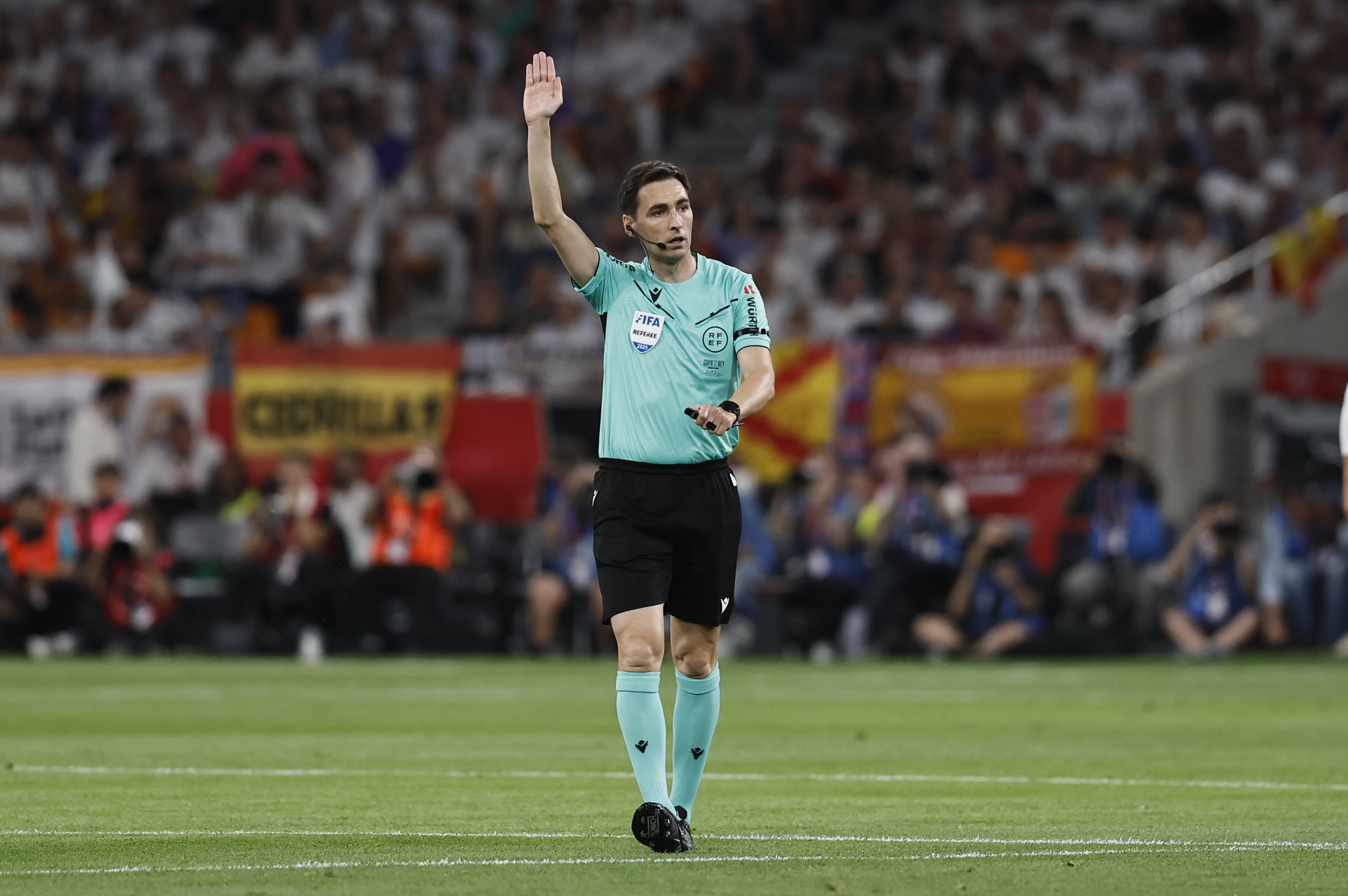 26/04/25 PARTIDO FINAL COPA DEL REY ESTADIO LA CARTUJA 
BARCELONA - REAL MADRID 
ARBITRO DE BURGOS BENGOETXEA