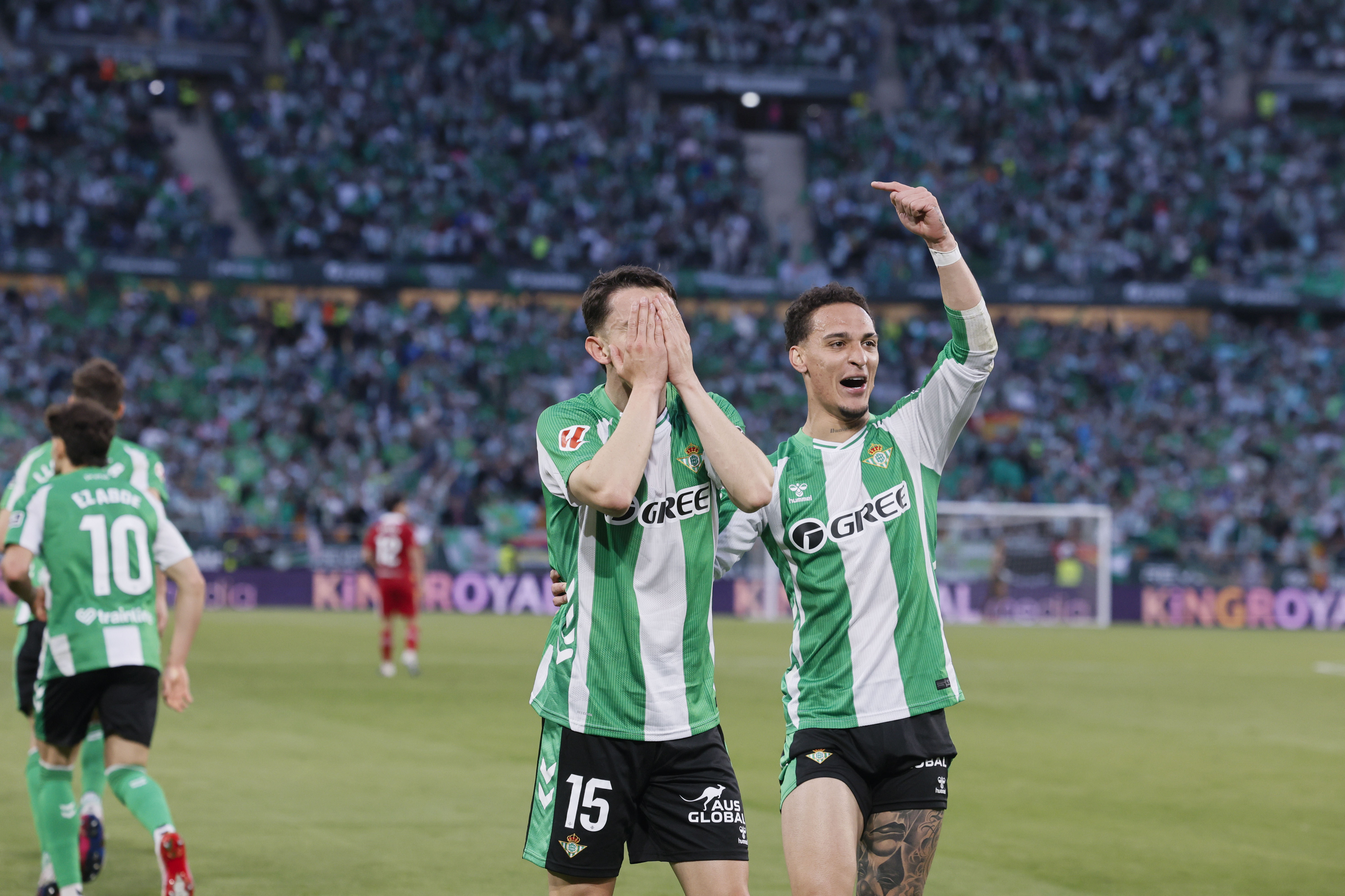 SEVILLA, 01/03/2026.- El centrocampista del Betis Álvaro Fidalgo (i), celebra su gol contra el Sevilla durante el partido de la jornada 26 de LaLiga entre el Betis y el Sevilla, este domingo en el estadio de la Cartuja.-EFE/ José Manuel Vidal