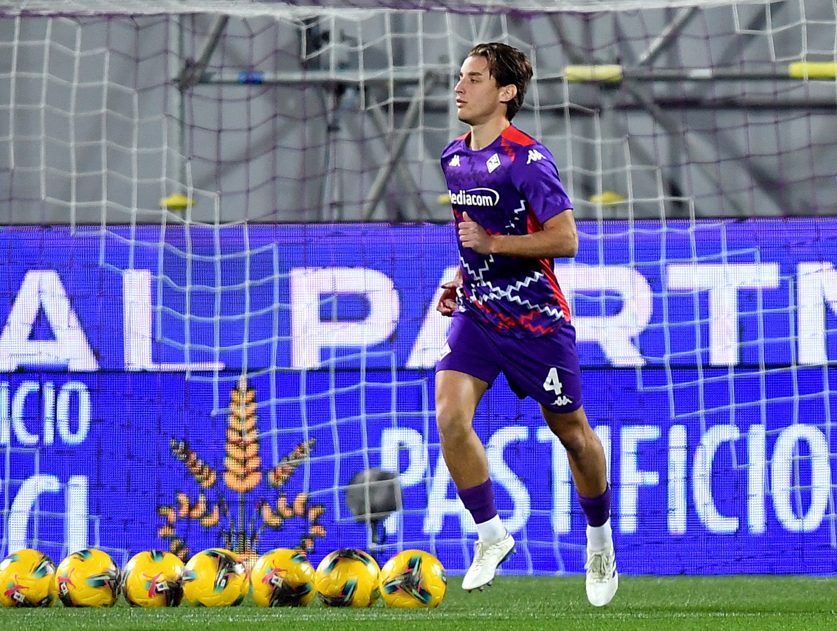 FILE PHOTO: Soccer Football - Serie A - Fiorentina v Inter Milan - Stadio Artemio Franchi, Florence, Italy - December 1, 2024 Fiorentina's Edoardo Bove during the warm up before the match REUTERS/Jennifer Lorenzini/File Photo