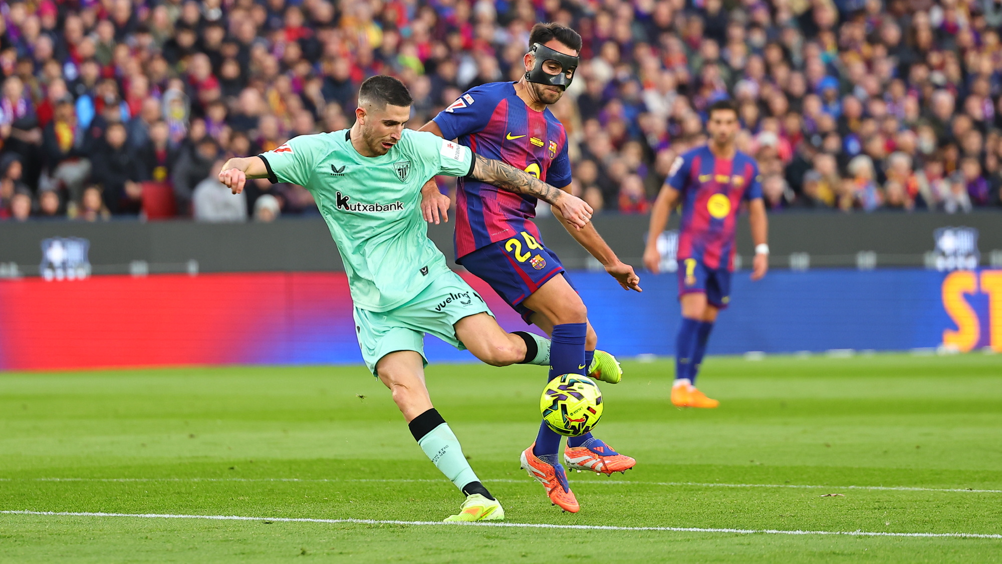 Oihan Sancet pelea un balón con Eric García. 
 


