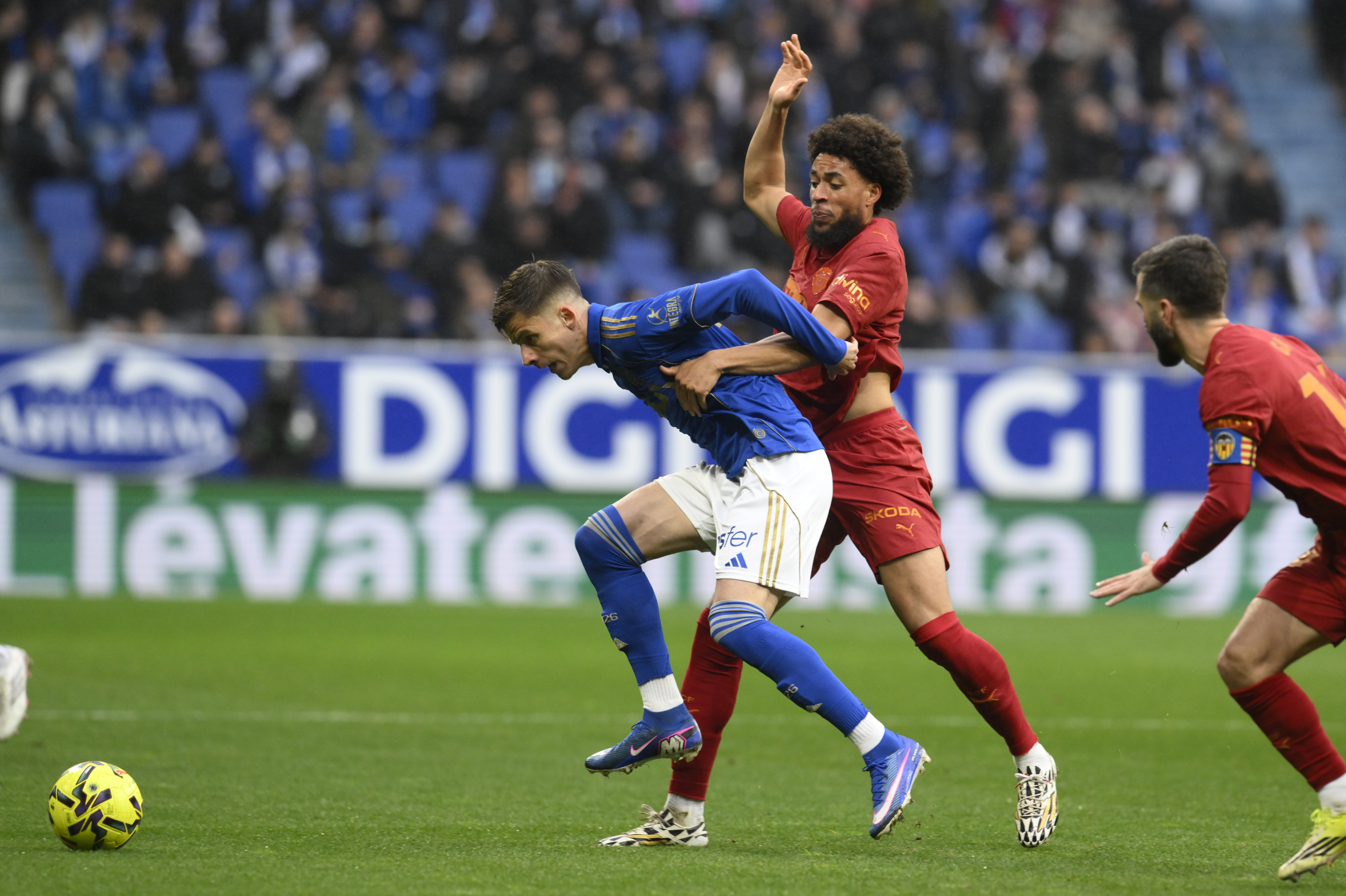 OVIEDO, 14/03/2026.- El jugador del Oviedo, Luka Ilic, intenta zafarse del delantero neerlandés del Valencia, Arnaut Danjuma, durante el encuentro correspondiente a la jornada 28 de LaLiga EA Sports que disputan este sábado Real Oviedo y Valencia CF en el estadio Carlos Tartiere de Oviedo. EFE/ Eloy Alonso