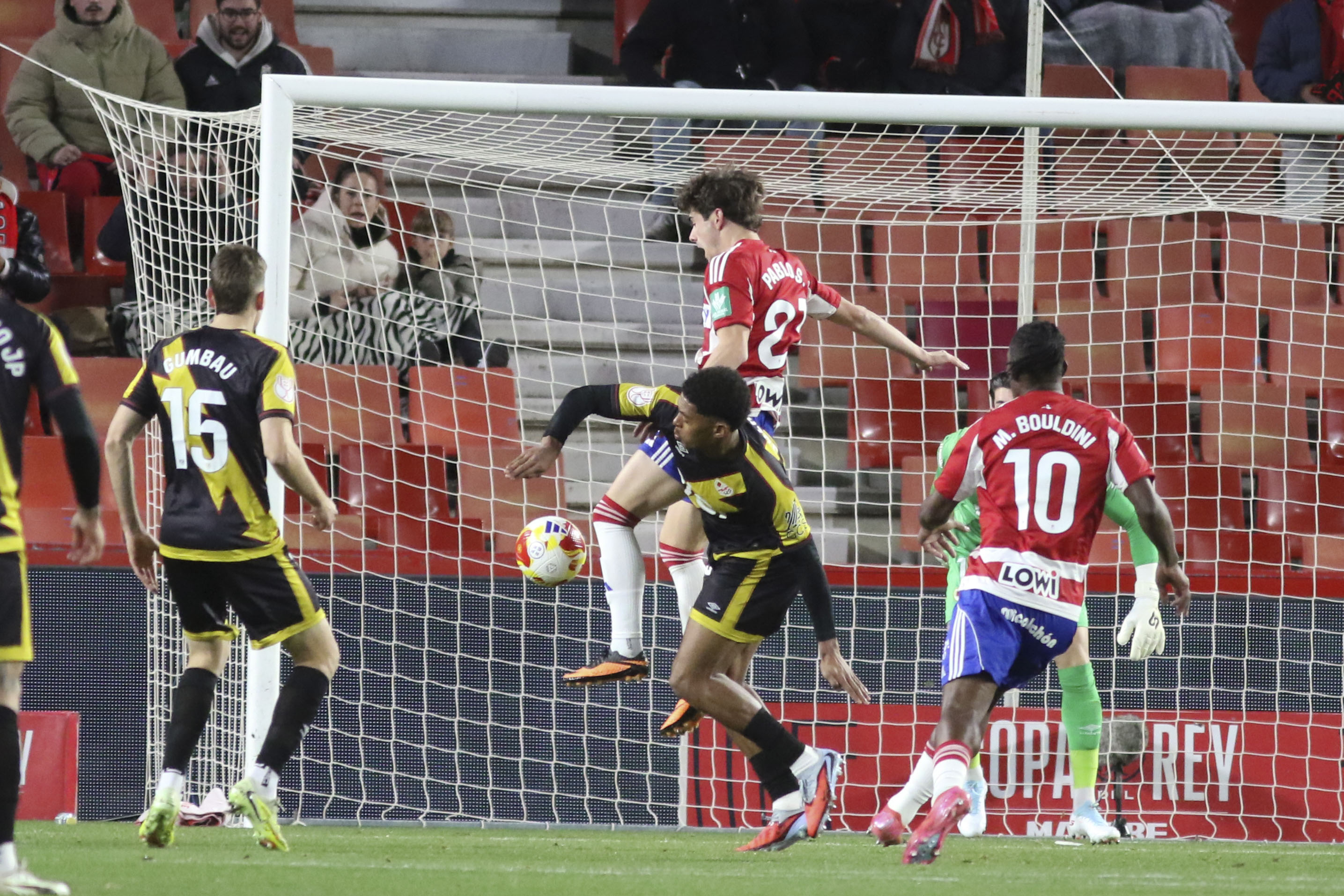 GRANADA (ANDALUCÍA), 06/01/2026.- El delantero del Granada Pablo Sáenz (c-arriba) anota un gol este martes durante el partido de la ronda de dieciseisavos de la Copa del Rey que enfrenta al Granada CF y al Rayo Vallecano en el estadio Nuevo Los Cármenes de la ciudad nazarí. EFE/ Pepe Torres
