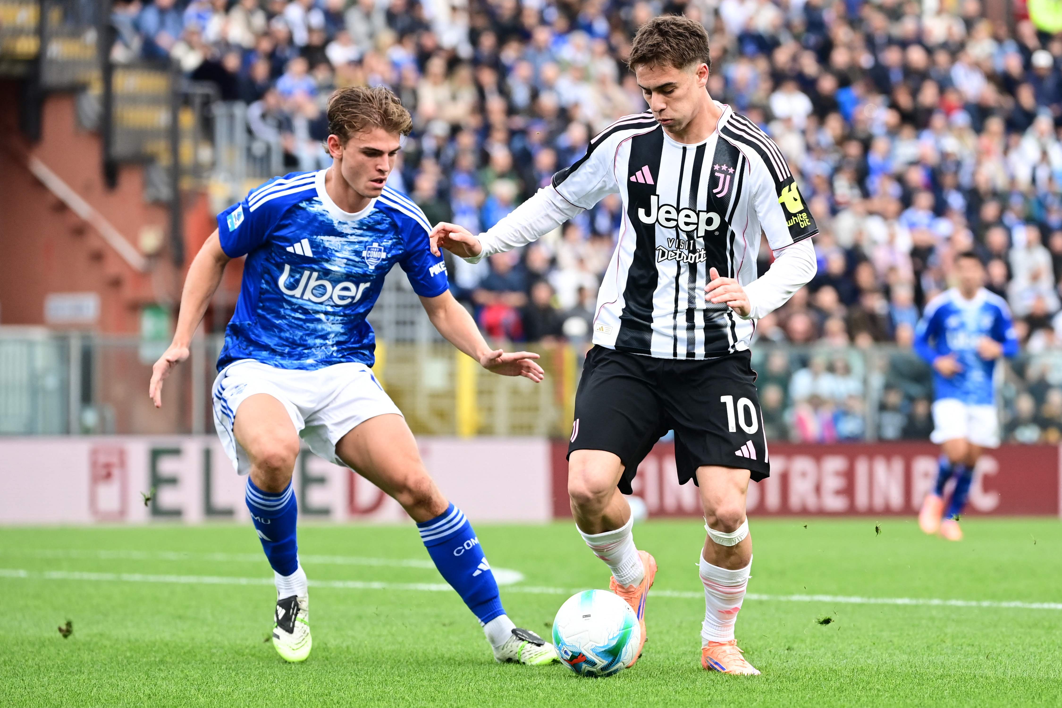 Como�s Argentinian midfielder #10 Nico Paz fights for the ball with Juventus' Turkish forward #10 Kenan Yildiz during the Italian Serie A football match between Como and Juventus at the Giuseppe Sinigaglia Stadium in Como, Italy on October 19, 2025 (Photo by Piero CRUCIATTI / AFP)