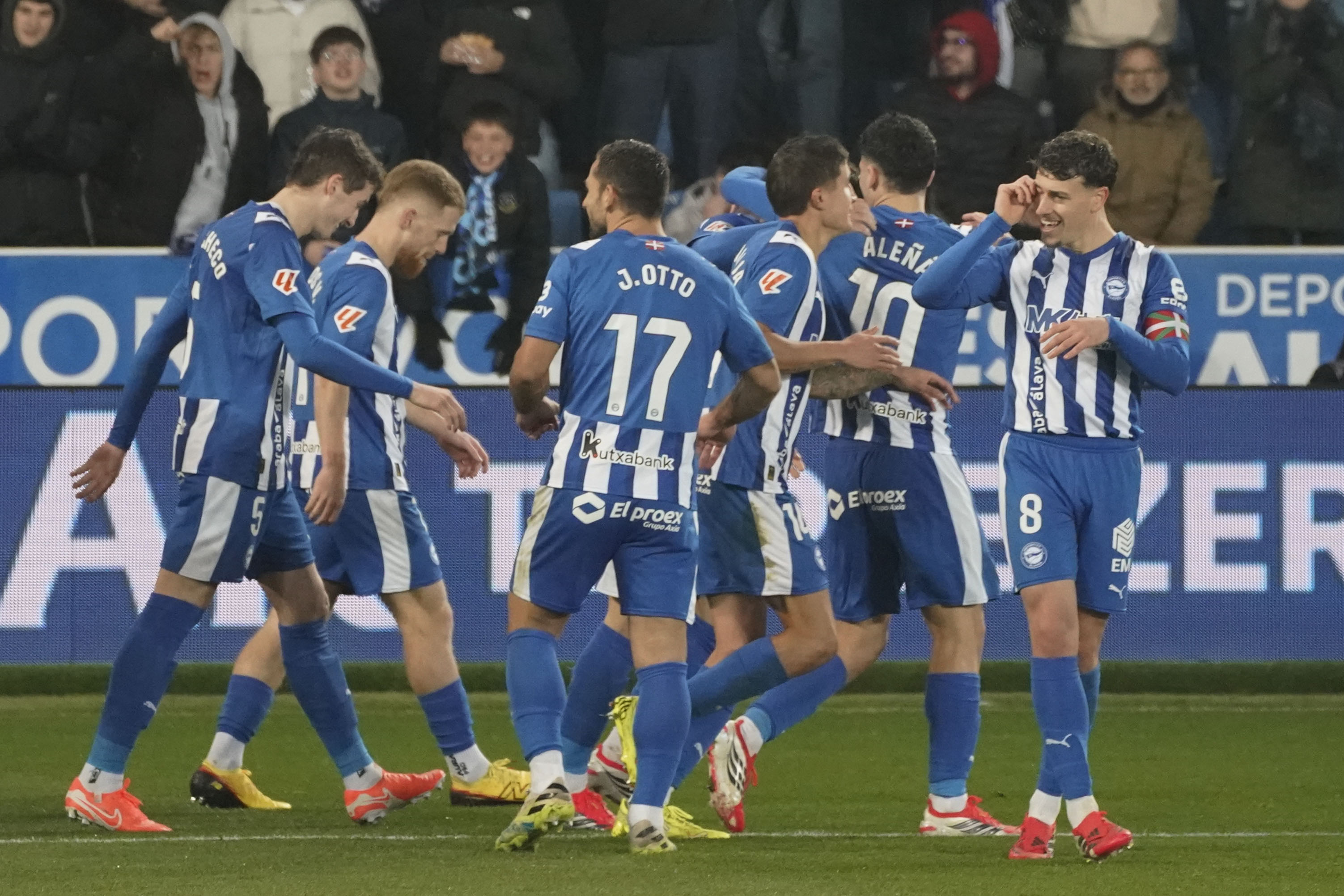 VITORIA, 25/01/2026.- Los jugadores del Alavés celebran el gol de Toni Martínez, segundo del equipo vasco, durante el partido de la jornada 21 de LaLiga que Deportivo Alavés y Real Betis disputan este domingo en Mendizorroza. EFE/ L. Rico
