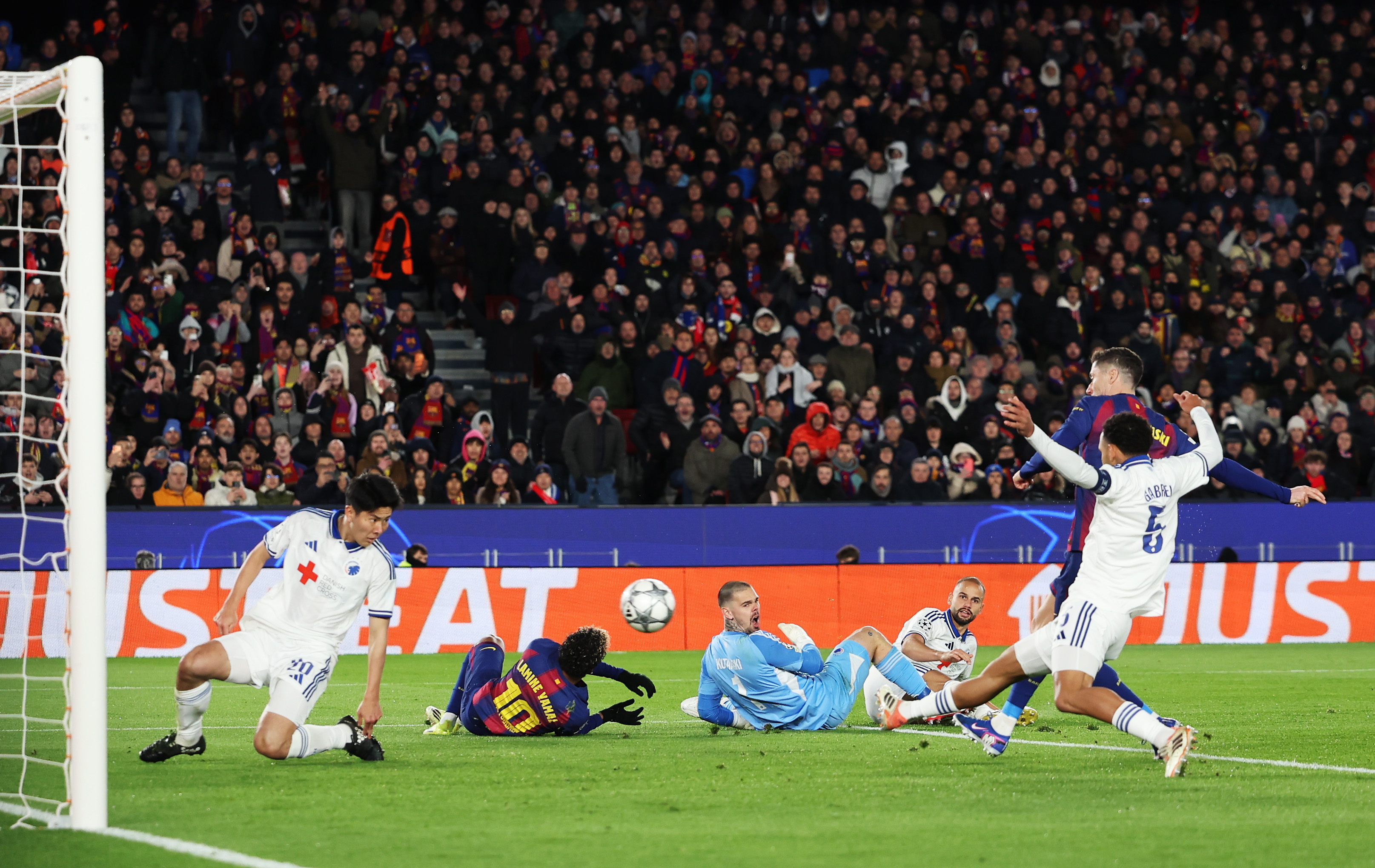 BARCELONA, SPAIN - JANUARY 28: Robert Lewandowski of FC Barcelona scores his team's first goal whilst under pressure from Gabriel Pereira of F.C. Copenhagen during the UEFA Champions League 2025/26 League Phase MD8 match between FC Barcelona and F.C. Copenhagen at Camp Nou on January 28, 2026 in Barcelona, Spain. (Photo by Judit Cartiel/Getty Images)