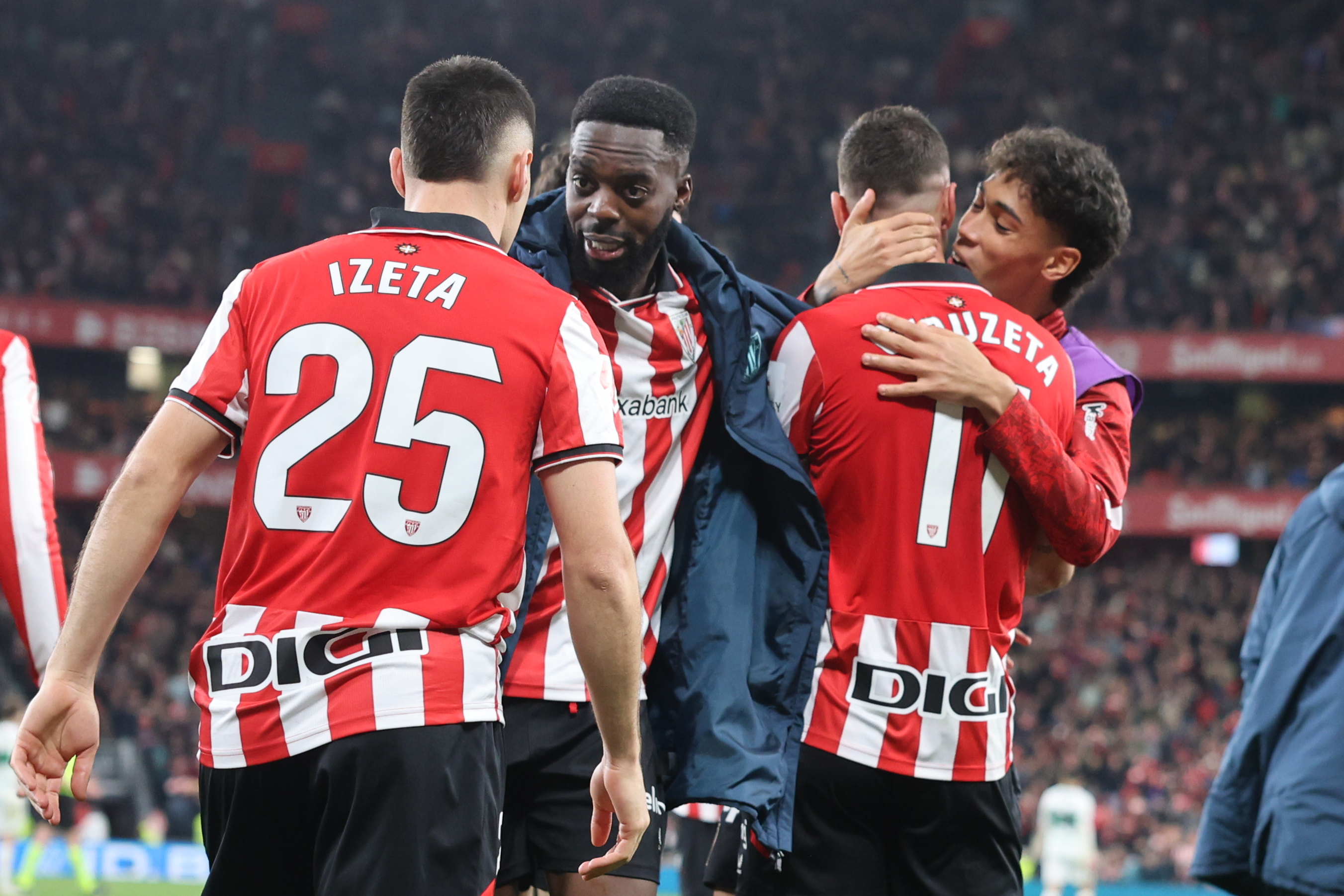 BILBAO, 20/02/2026.- El delantero del Athletic Club Gorka Guruzeta (2d) celebra su segundo gol durante el partido correspondiente a la jornada 25 de LaLiga que Athletic Club y Elche CF disputan este viernes en el estadio de San Mamés, en Bilbao. EFE/Luis Tejido
