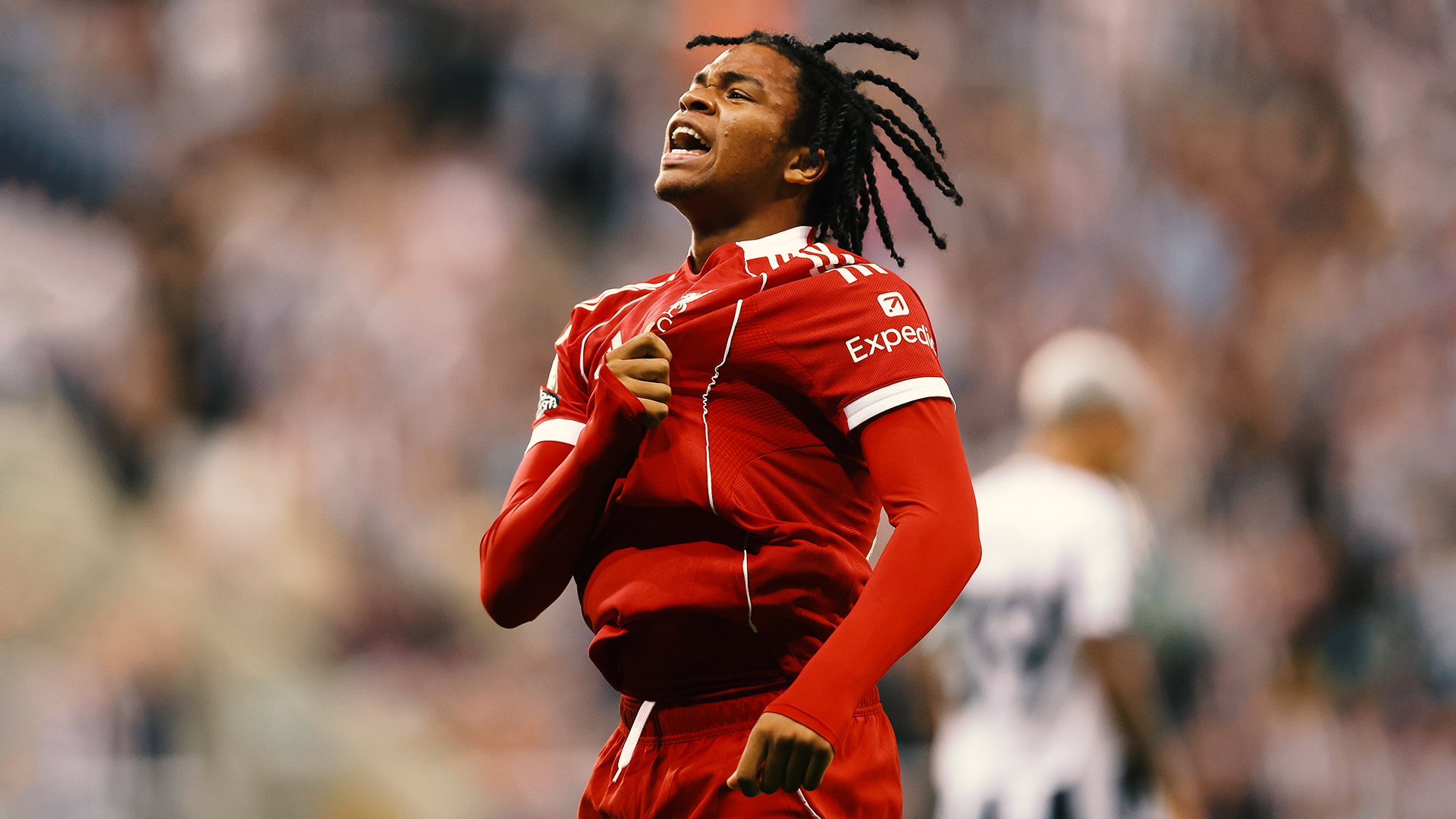 El joven futbolista británico nacido en 2008 y canterano 'Red' se ha convertido en el cuarto goleador más joven en la historia de la Premier League tras su gol ante el Newcastle.  El considerado por muchos como el “robo del siglo”, ya que el Liverpool le ‘levantó’ al Chelsea en septiembre del pasado año a uno de sus canteranos más prometedores es una de las mayores promesas del fútbol europeo.