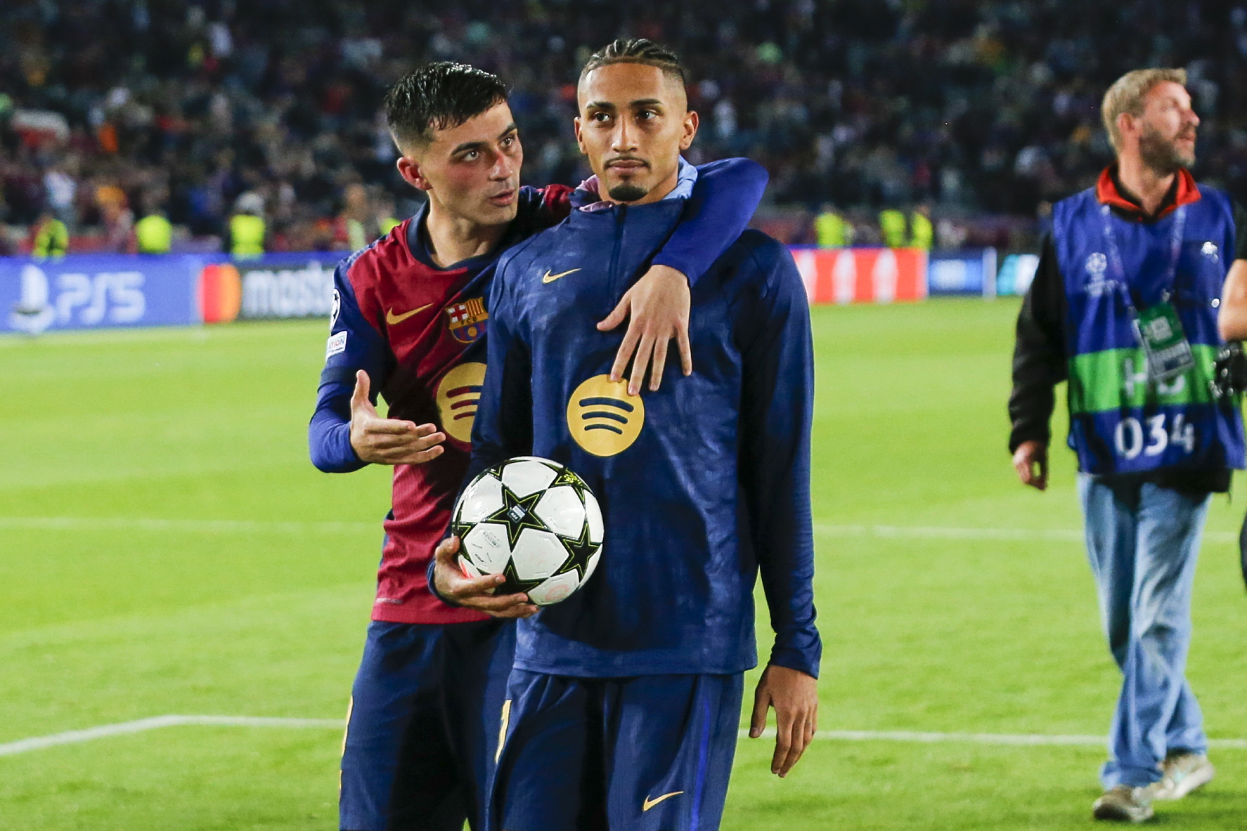 Raphinha con el balón de su hat-trick tras finalizar el partido. En la imagen, Pedri abraza al jugador brasileño.