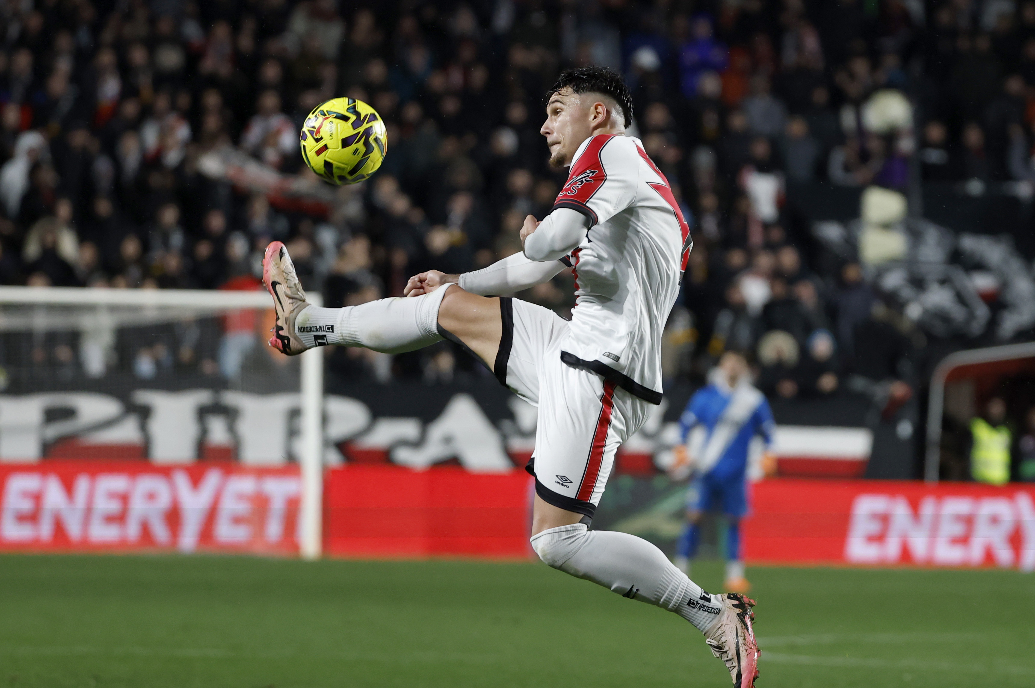 MADRID, 15/12/2025.- El defensa rumano del Rayo Andrei Ratiu durante el partido de la jornada 16 de LaLiga de fútbol que Rayo Vallecano y Real Betis disputan este lunes en el estadio de Vallecas, en Madrid. EFE/Juanjo Martín
