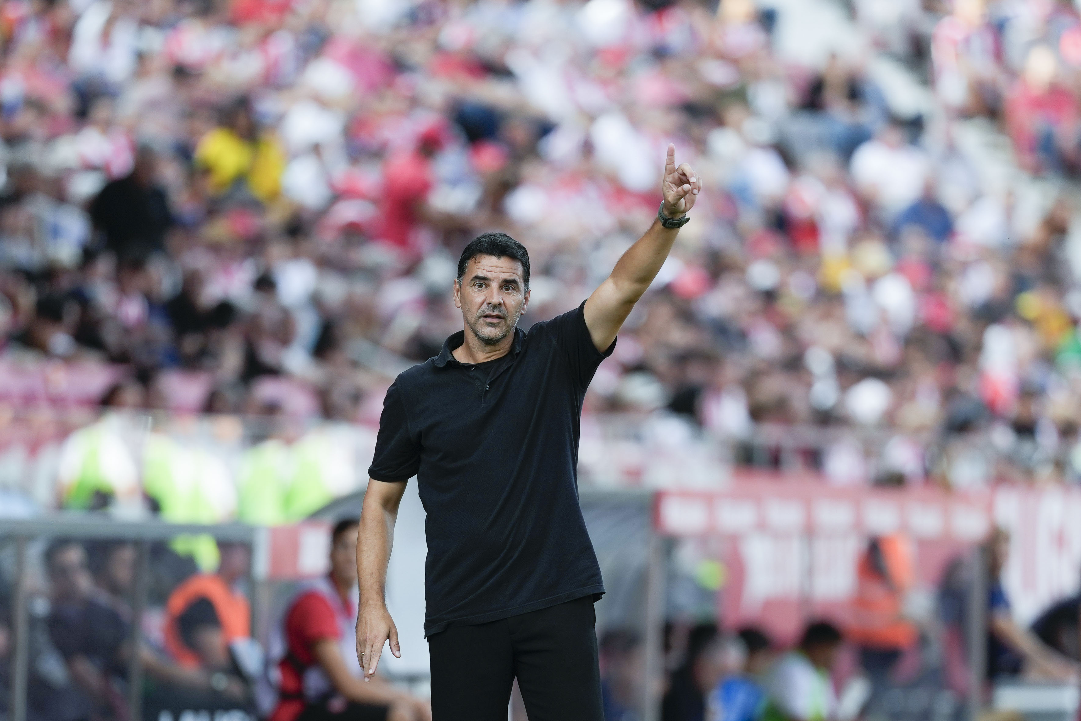 GIRONA, 04/10/2025.-El entrenador del Girona Michel, durante el partido de la jornada 8 de la LaLiga EA Sports entre el Girona FC y el Valencia, este sábado en el estadio municipal de Montilivi.-EFE/ David Borrat

