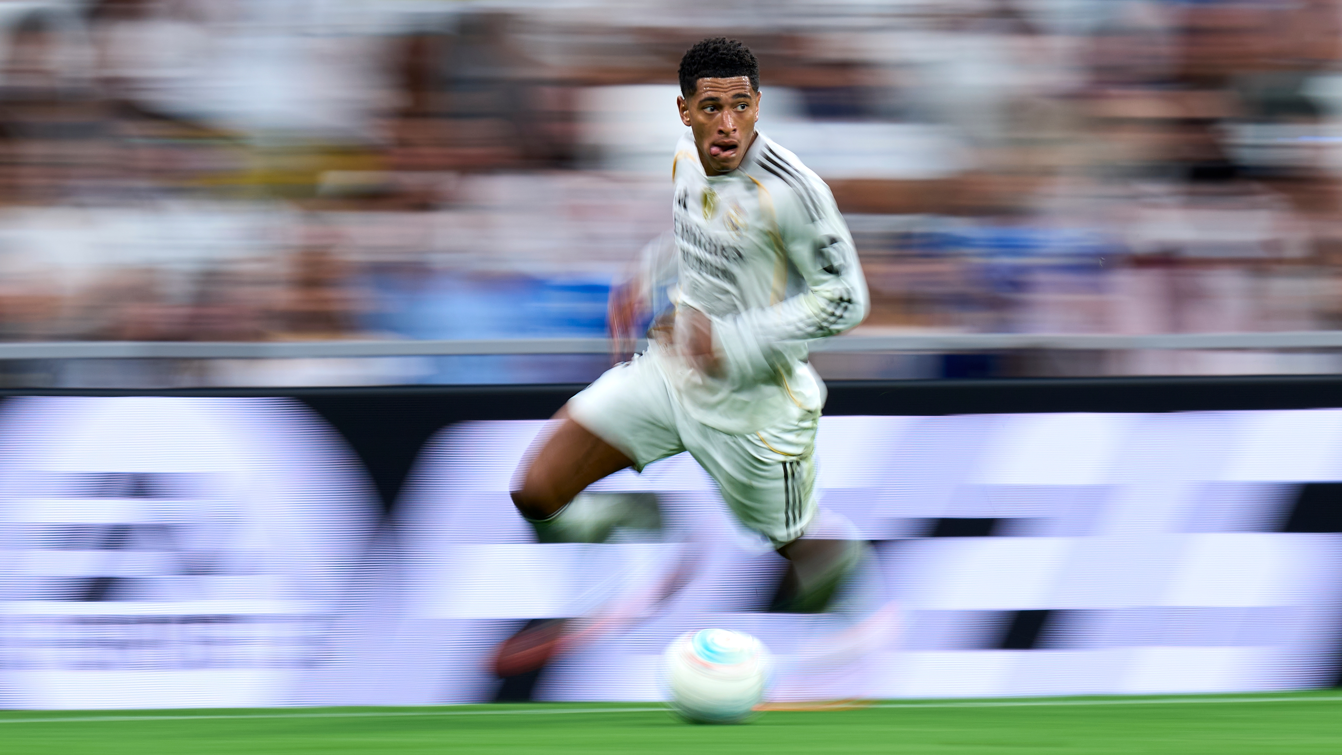 MADRID, SPAIN - OCTOBER 04: Jude Bellingham of Real Madrid runs with the ball during the LaLiga EA Sports match between Real Madrid CF and Villarreal CF at Estadio Santiago Bernabeu on October 04, 2025 in Madrid, Spain. (Photo by Diego Souto/Getty Images)
PUBLICADA 14/10/25 NA MA08 4COL