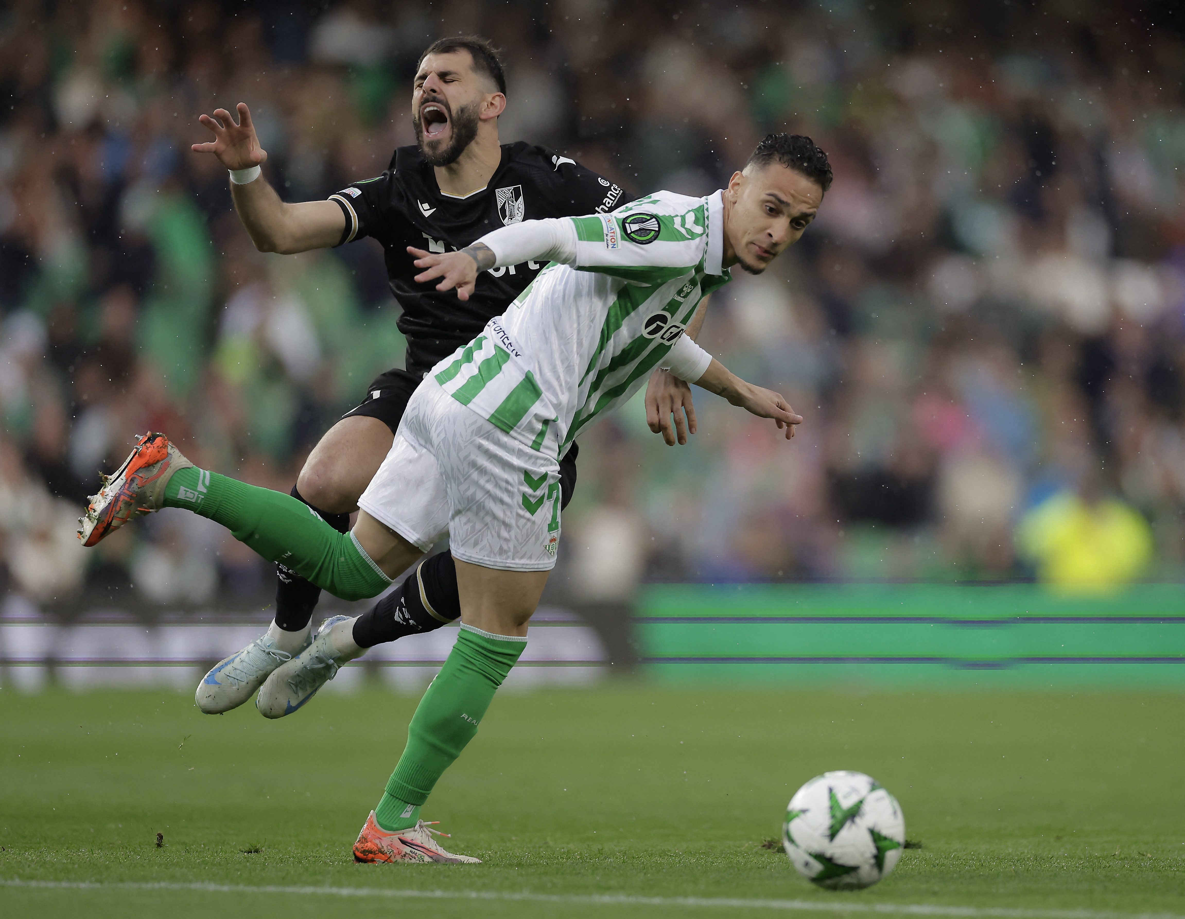 Soccer Football - Conference League - Round of 16 - First Leg - Real Betis v Vitoria Guimaraes - Estadio Benito Villamarin, Seville, Spain - March 6, 2025 Real Betis' Antony in action with Vitoria Guimaraes' Nelson Oliveira REUTERS/Jon Nazca