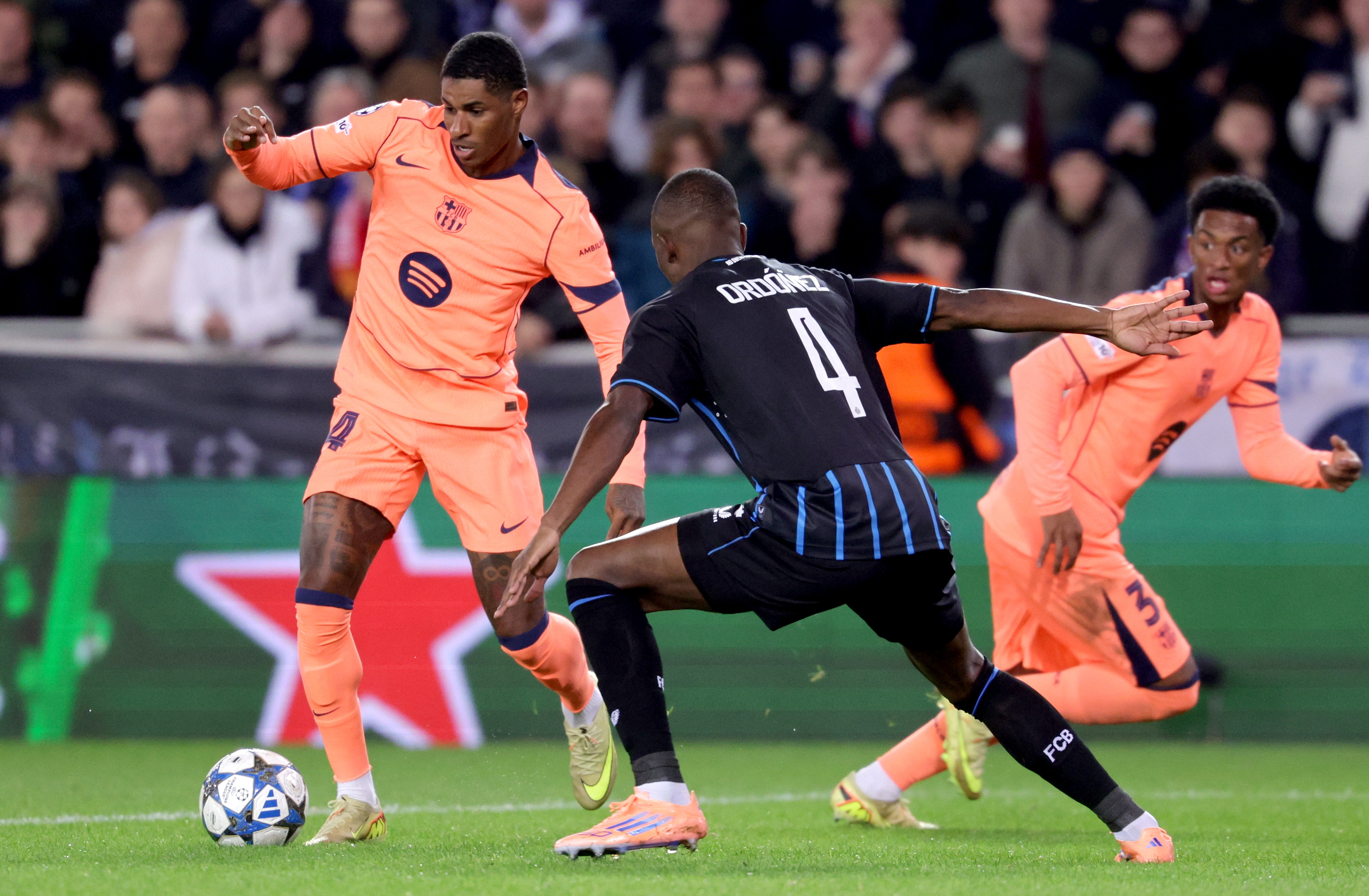 BRUGES (Belgium), 05/11/2025.- Joel Ordonez (C) of Brugge in action against Marcus Rashford (L) of Barcelona during the UEFA Champions League league phase match between Club Brugge KV and FC Barcelona, in Bruges, Britain, 05 November 2025. (Liga de Campeones, Bélgica, Reino Unido, Brujas) EFE/EPA/OLIVIER MATTHYS