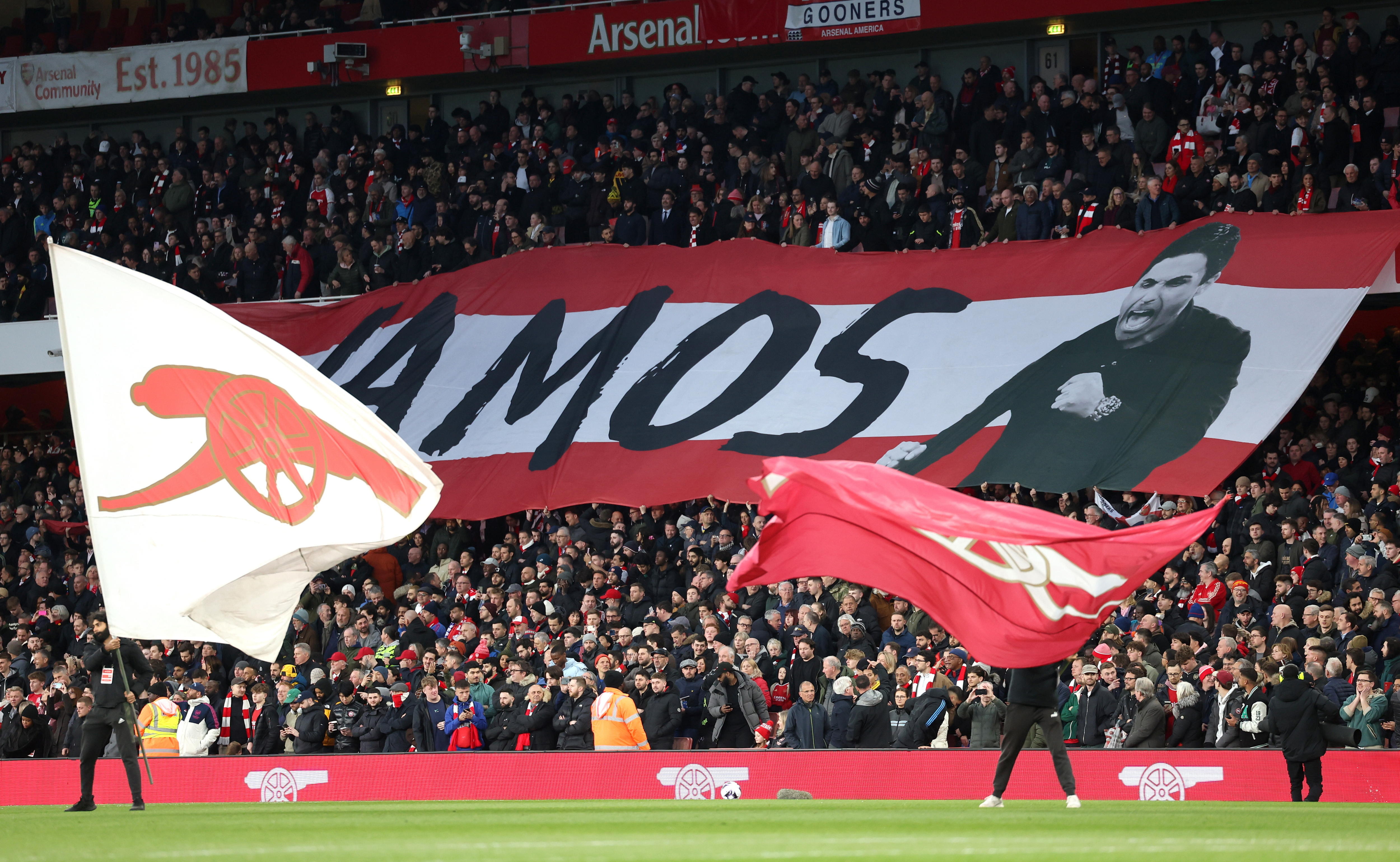 London (United Kingdom), 23/04/2024.- Fans of Arsenal display a banner of Arsenal manager Mikel Arteta before the start of the English Premier League soccer match of Arsenal FC against Chelsea FC, in London, Britain, 23 April 2024. (Reino Unido, Londres) EFE/EPA/ANDY RAIN EDITORIAL USE ONLY. No use with unauthorized audio, video, data, fixture lists, club/league logos, 'live' services or NFTs. Online in-match use limited to 120 images, no video emulation. No use in betting, games or single club/league/player publications.
