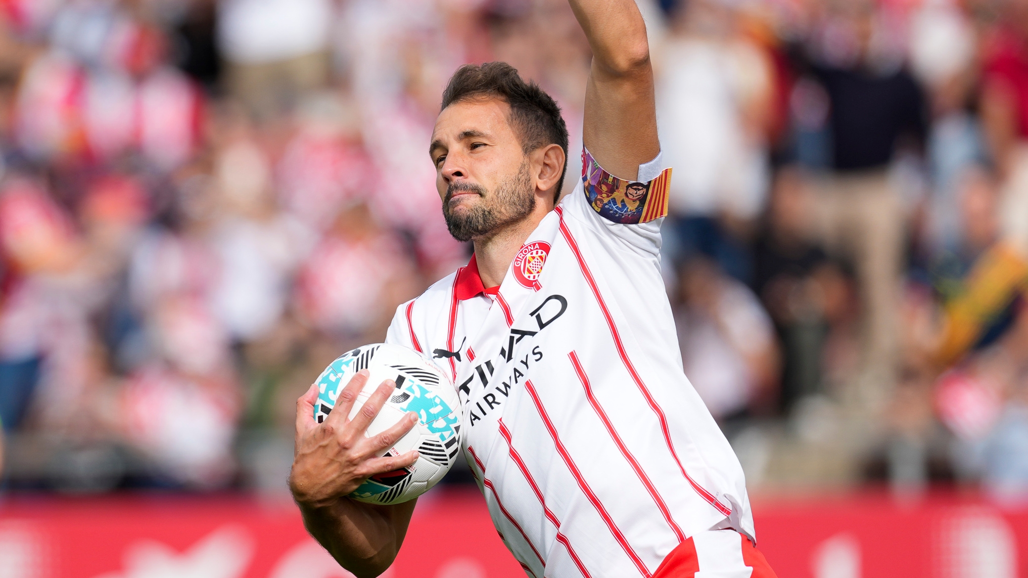 GIRONA (ESPAÑA), 25/10/2025.- El delantero del Girona Cristhian Stuani celebra su gol contra el Real Oviedo, durante el partido de la jornada 10 de LaLiga EA Sports disputado en el estadio municipal de Montilivi de Girona este sábado. EFE/David Borrat.
