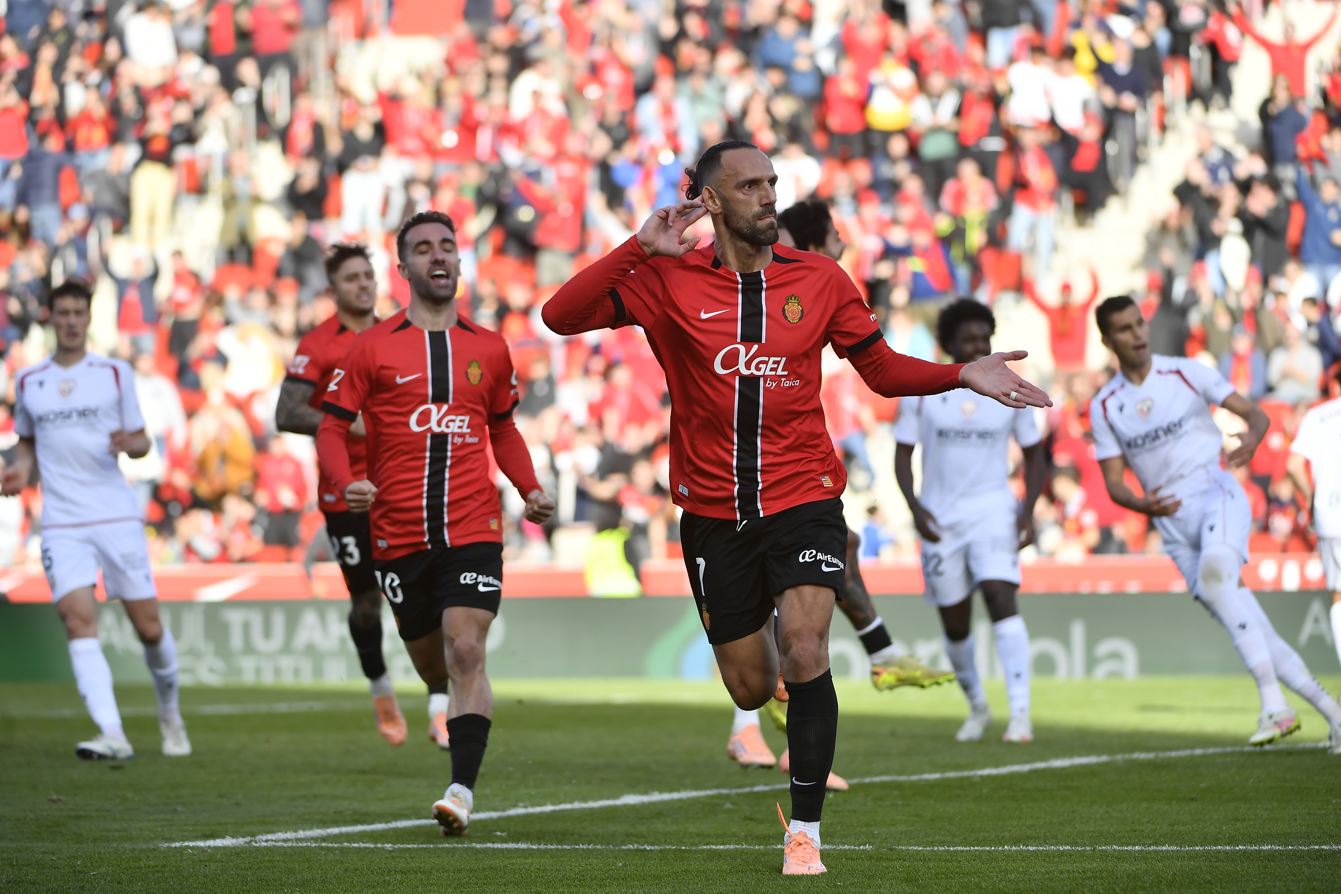 El delantero kosovar sigue en racha. De penalti y tras un buen contraataque demuestran que el ataque bermellón está en buenas manos. Su conexión con Virgili es letal para los rivales.