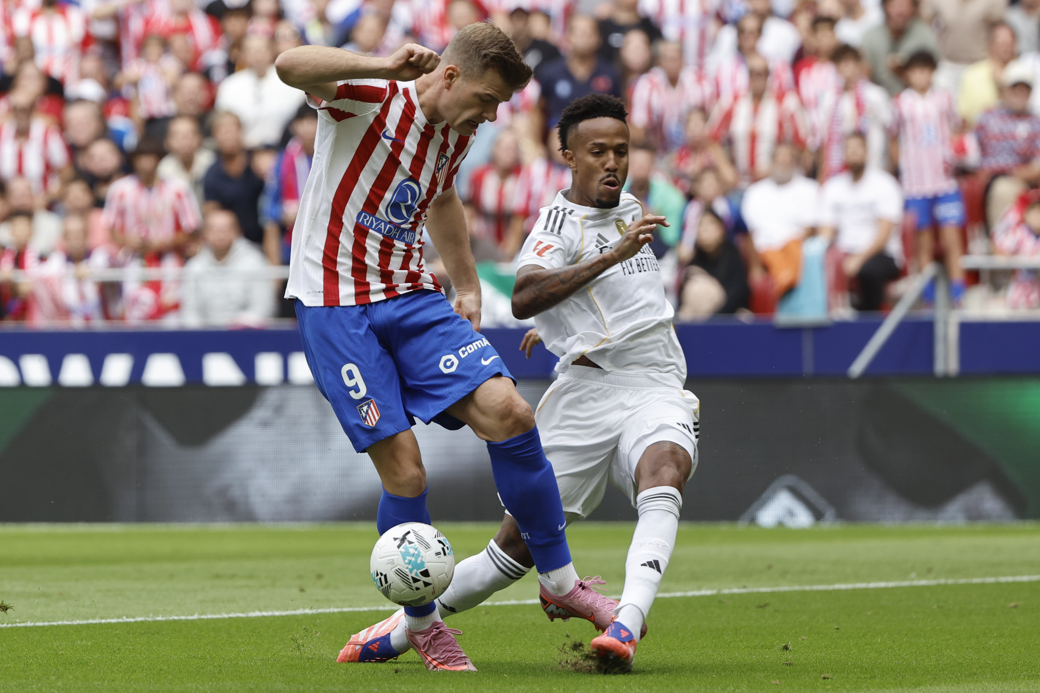 MADRID, 27/09/2025.- El delantero noruego del Atlético de Madrid Alexander Sørloth pelea un balón con el defensa brasilero del Real Madrid Éder Militão durante el partido de LaLiga EA Sports entre el Real Madrid y el Atlético de Madrid, que se disputa en el estadio Riyadh Air Metropolitano este sábado. EFE/ Sergio Perez

