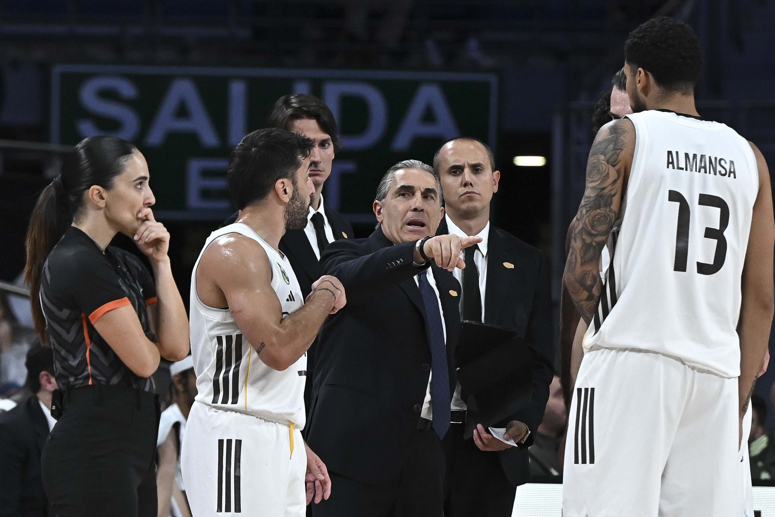 El entrenador del Real Madrid Sergio Scariolo, durante el partido de la jornada 4 de la Liga Endesa de baloncesto entre el Real Madrid y el BAXI Manresa, este domingo en el pabellón Movistar Arena en Madrid.