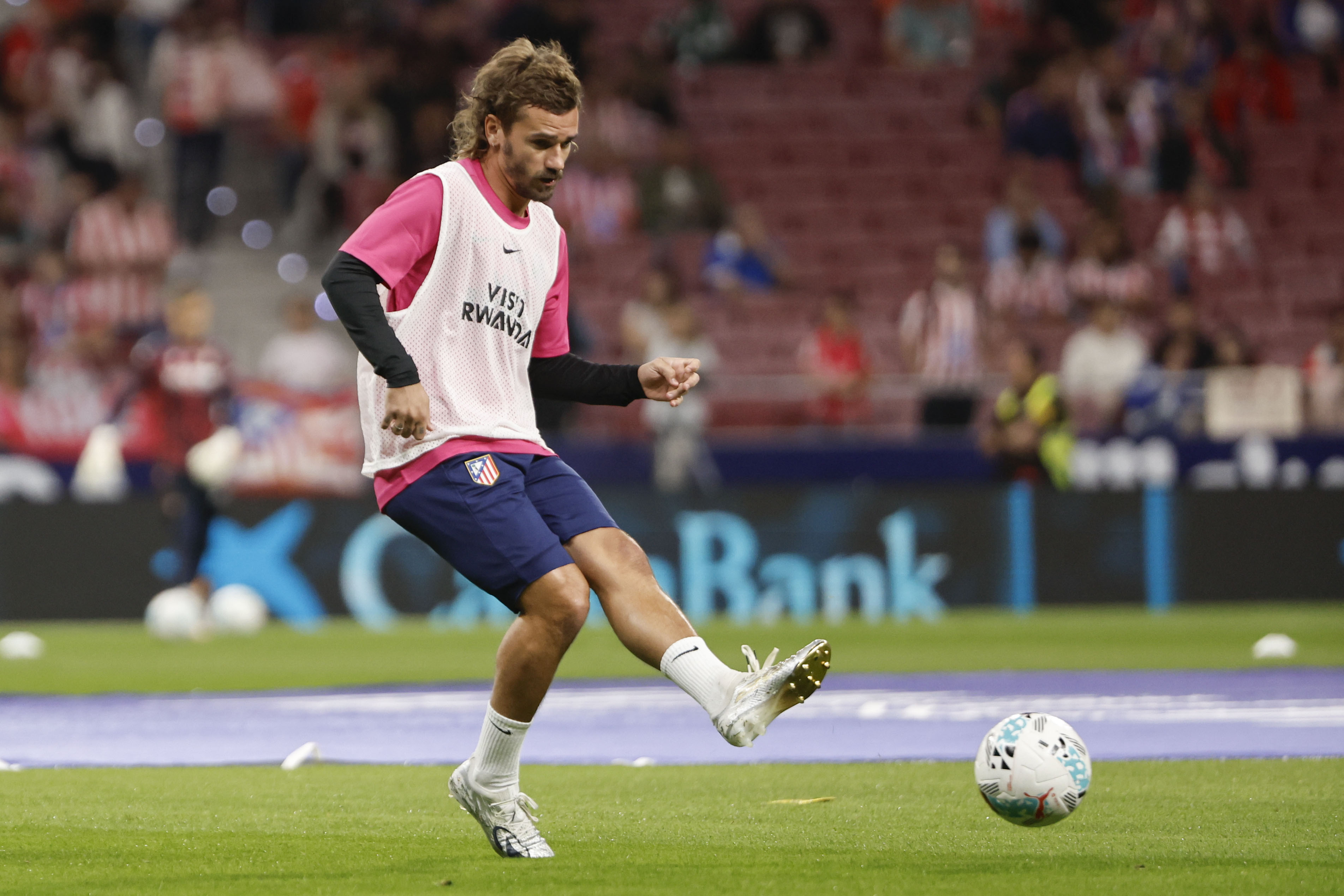 MADRID, 18/10/2025.- El delantero francés del Atlético de Madrid Antoine Griezmann? durante el calentamiento previo al encuentro correspondiente a la novena jornada de LaLiga EA Sports que disputan hoy sábado Atlético de Madrid y CA Osasuna en el estadio Metropolitano de Madrid. EFE/ Sergio Pérez