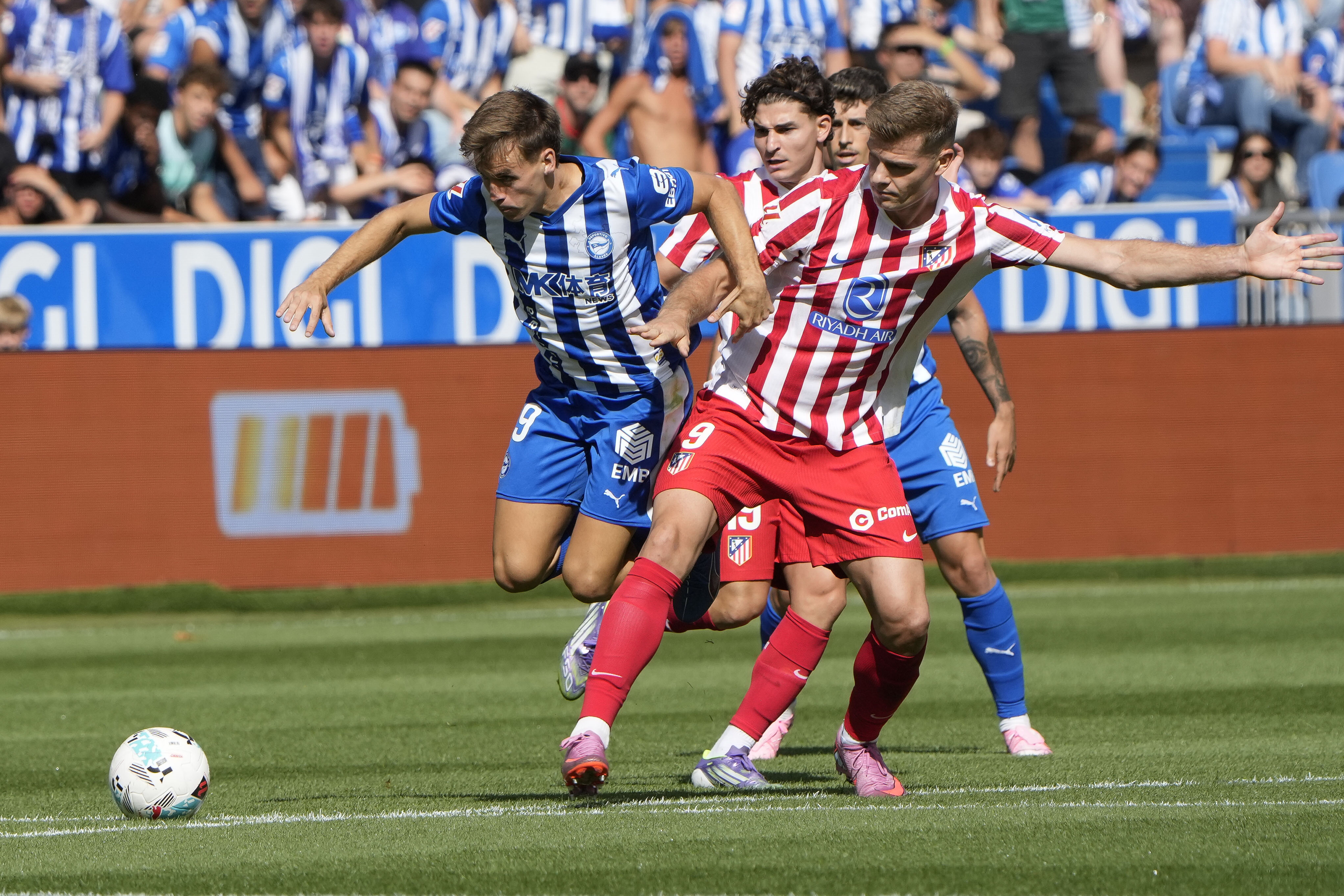 VITORIA, 30/08/2025.- El centrocampista del Alavés Pablo Ibañez (i) pelea un balón con el delantero noruego del Atlético de Madrid Alexander Sorloth durante el partido de LaLiga disputado este sábado en el estadio de Mendizorroza. EFE / ADRIAN RUIZ HIERRO

