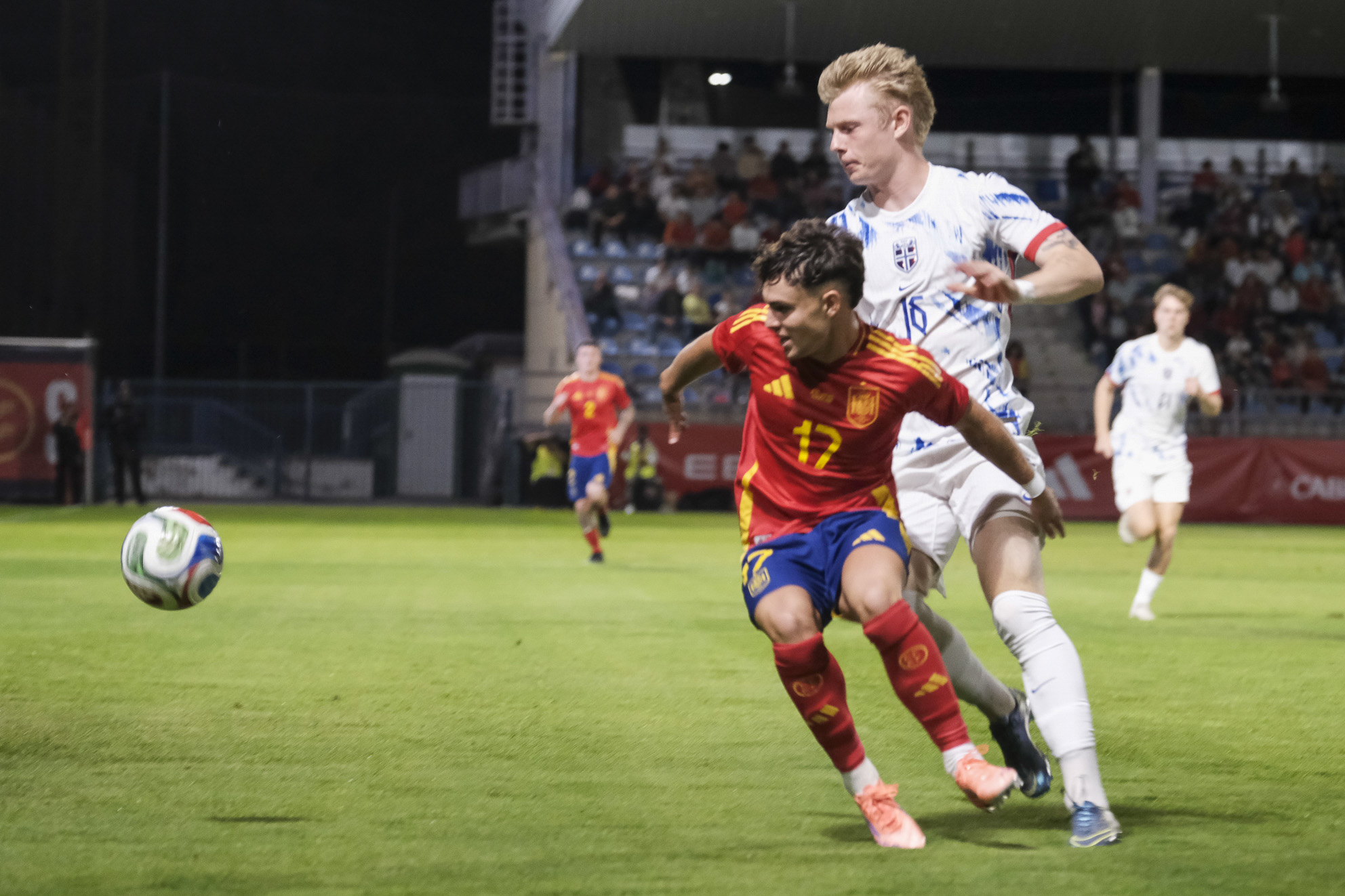GUADALAJARA, 10/10/2025.- El defensa de la selección española sub21, Ángel Ortiz (i), protege el balón ante el jugador de Noruega durante el encuentro amistoso que disputan hoy viernes en el estadio Pedro Escartín de Guadalajara. EFE / Nacho Izquierdo.
