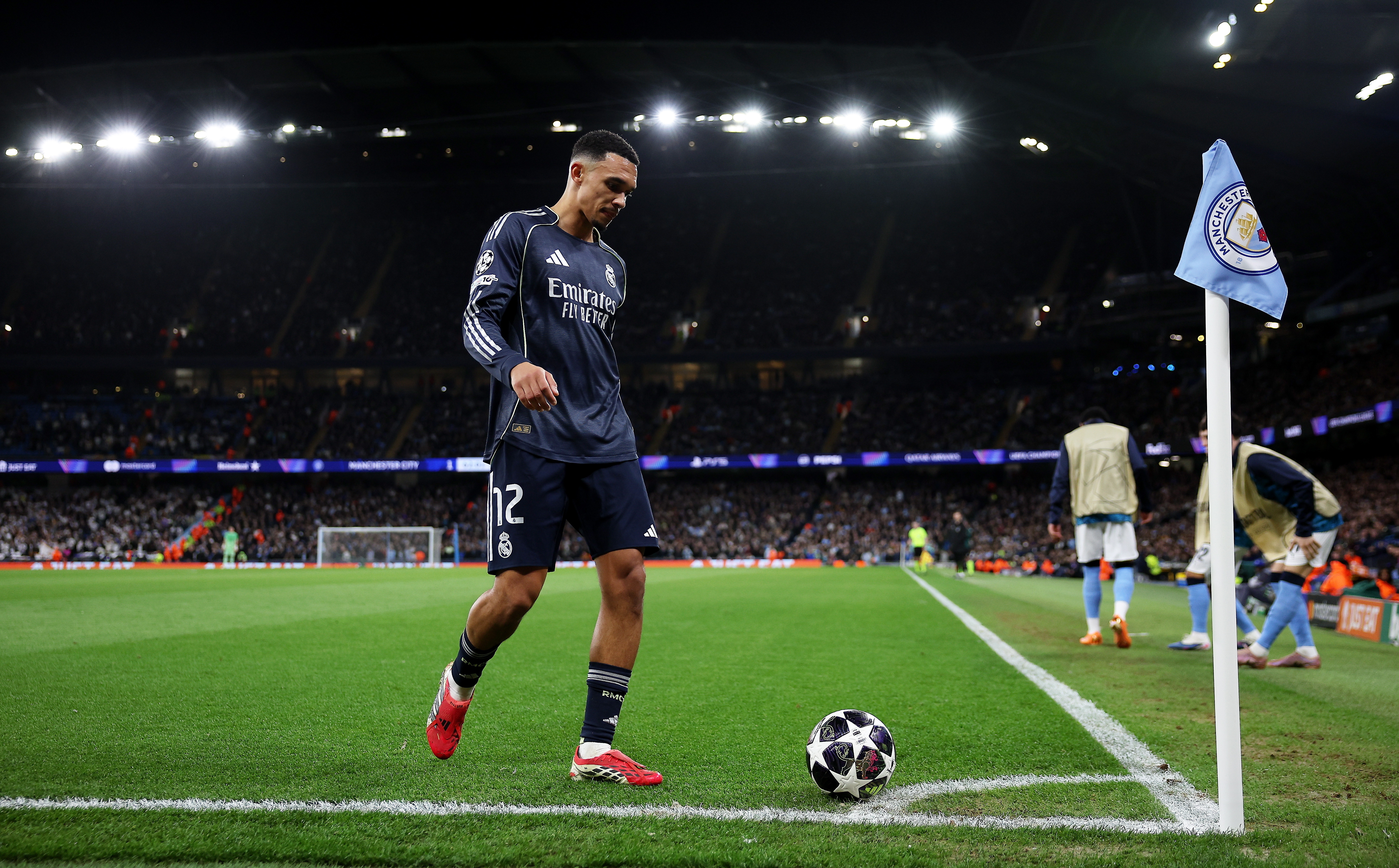 MANCHESTER (United Kingdom), 17/03/2026.- Trent Alexander-Arnold of Real Madrid prepares to take a corner during the UEFA Champions League Round of 16 2nd leg match between Manchester City and Real Madrid in Manchester, Great Britain, 17 March 2026. (Liga de Campeones, Gran Bretaña, Reino Unido) EFE/EPA/ADAM VAUGHAN
