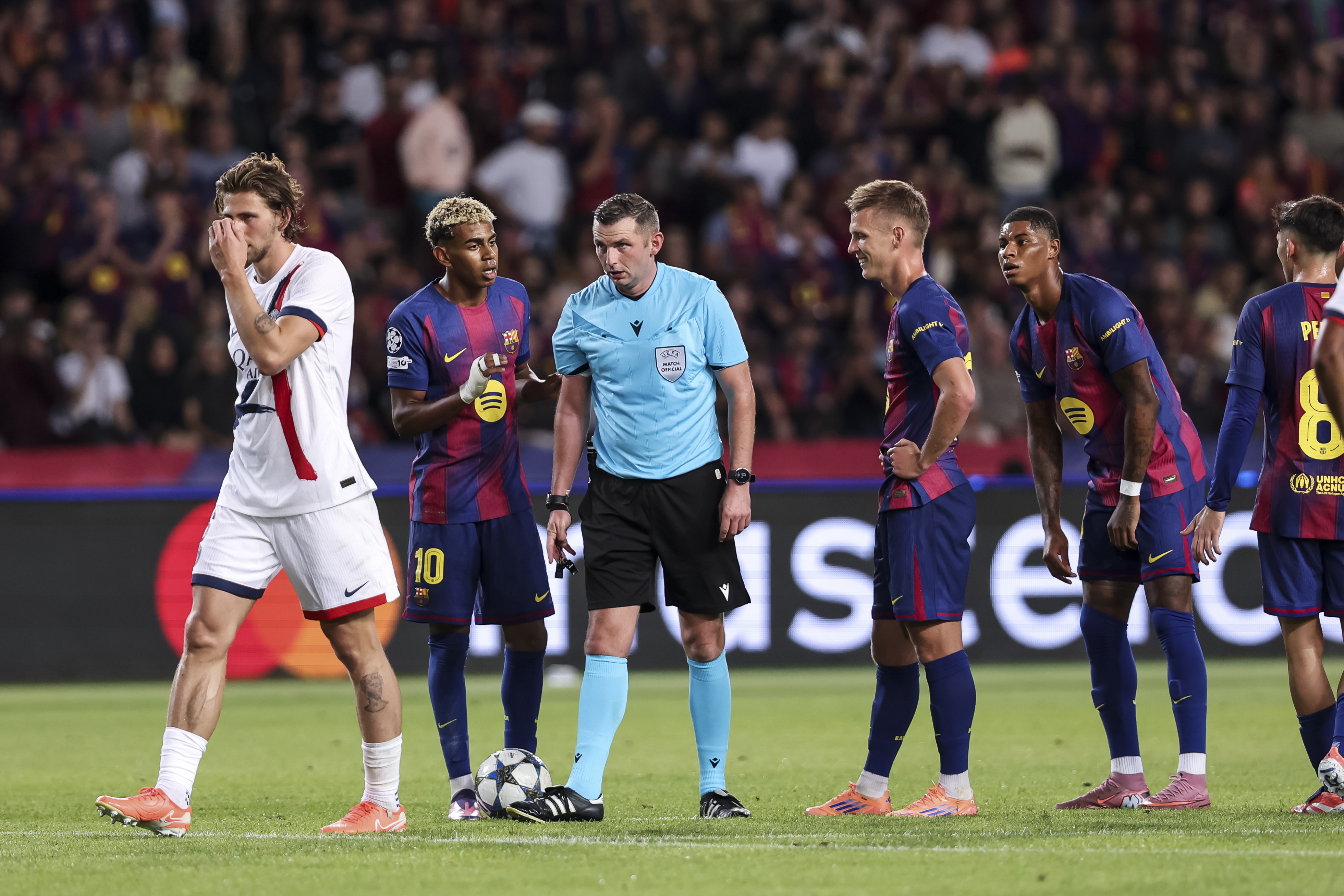 Lamine Yamal del FC Barcelona protesta al colegiado, Michael Oliver, durante el partido.