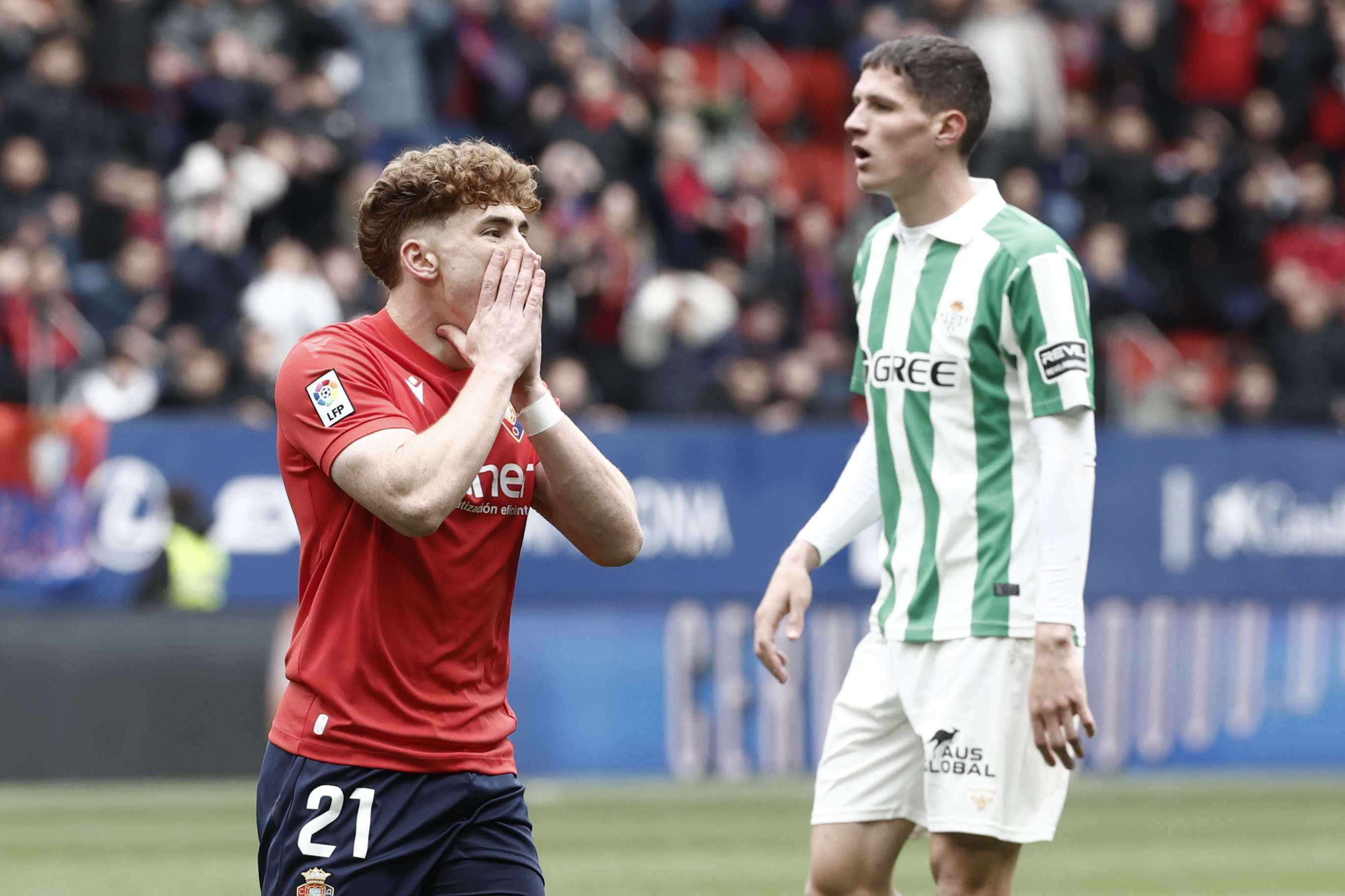 PAMPLONA, 12/04/2026.- El ejugador del Osasuna Víctor Muñoz se lamenta de una ocasion fallada ante la porteria del Betis durante el partido de Liga que Real Betis y Osasuna disputan este domingo en el estadio de El Sadar. EFE/Jesús Diges

