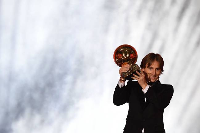 Det Ung dame affældige What is the Ballon d'Or trophy worth? Price, weight, materials, prize money  - AS USA