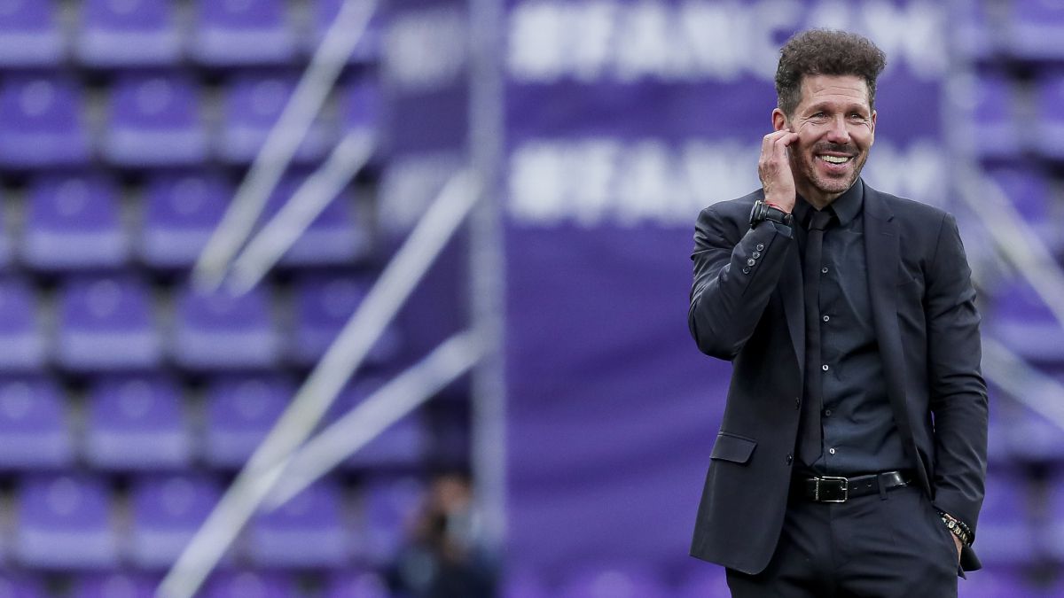 VALLADOLID, SPAIN - MAY 22: coach Diego Pablo Simeone of Atletico Madrid celebrates the championship  during the La Liga Santander  match between Real Valladolid v Atletico Madrid at the Estadio Nuevo Jose Zorrilla on May 22, 2021 in Valladolid Spain (Photo by David S. Bustamante/Soccrates/Getty Images)
 PUBLICADA 07/06/21 NA MA12-13 7COL