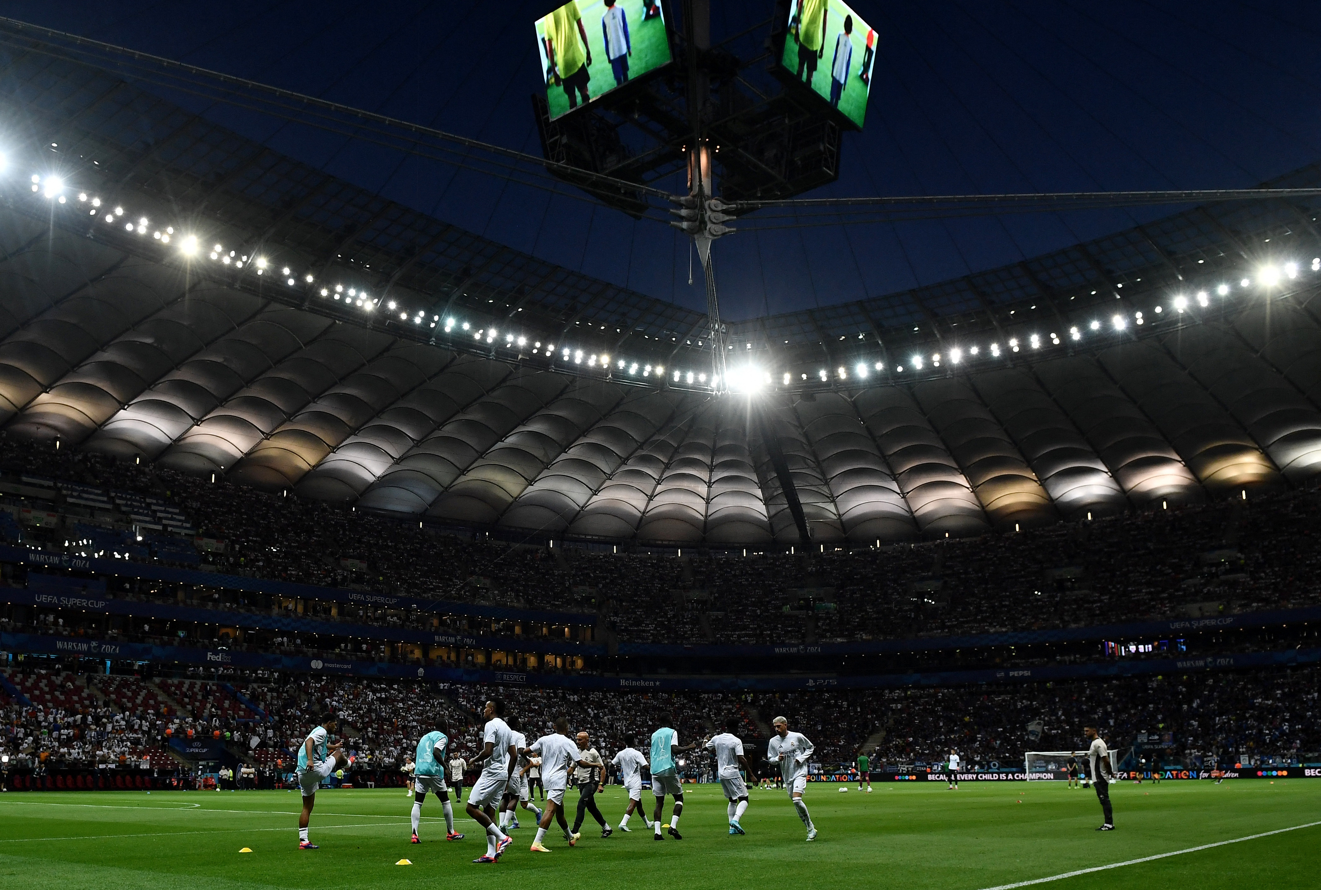 Soccer Football - Super Cup - Real Madrid v Atalanta - National Stadium, Warsaw, Poland - August 14, 2024 General view of Real Madrid players during the warm up before the match REUTERS/Jennifer Lorenzini