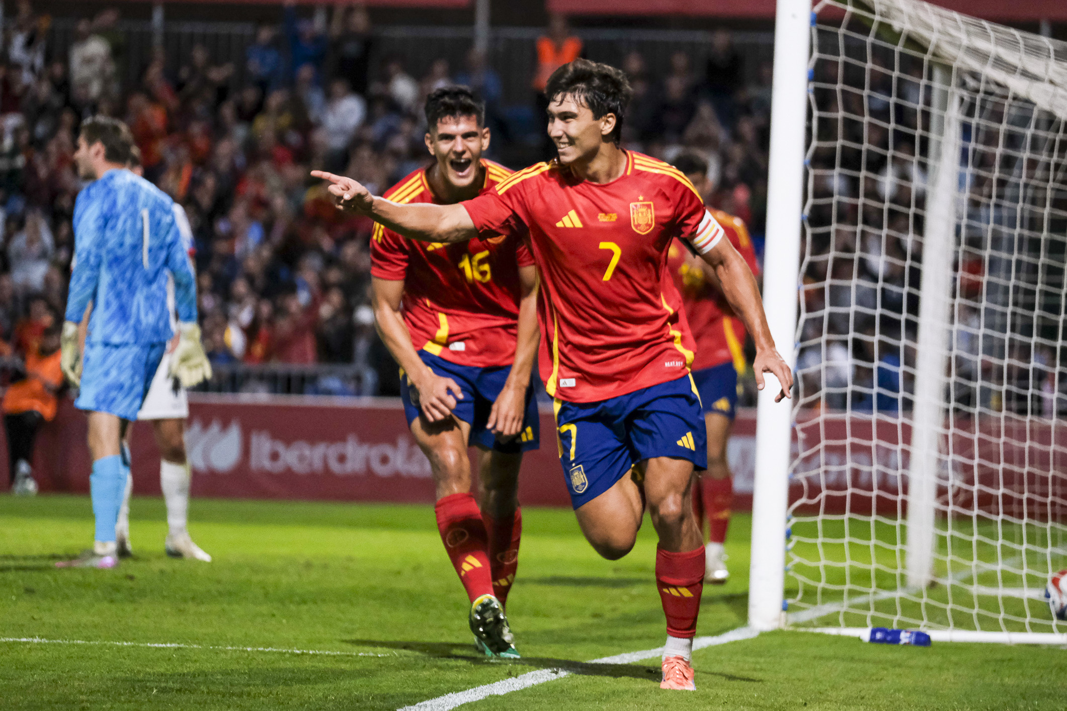 GUADALAJARA, 10/10/2025.- El delantero de la selección española sub21 Gonzalo García (d) celebra su gol durante el encuentro amistoso que disputan los combinados sub21 de España y Noruega hoy viernes en el estadio Pedro Escartín de Guadalajara. EFE / Nacho Izquierdo.
