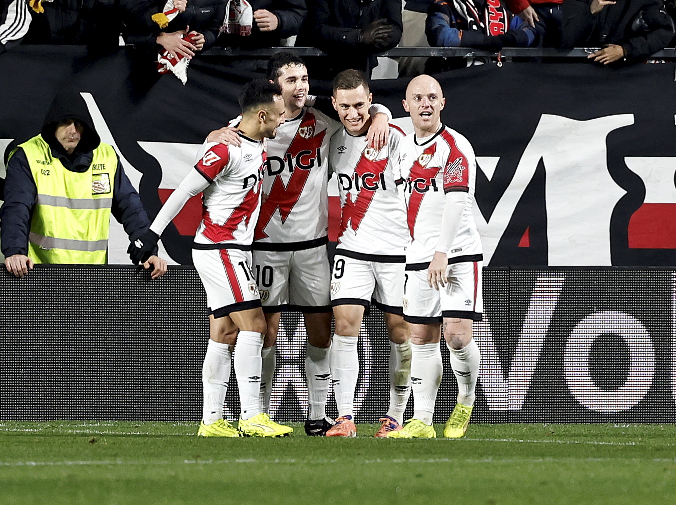 Era duda tras su lesión y fue titular. Su gol de volea es de los mejores de la jornada.