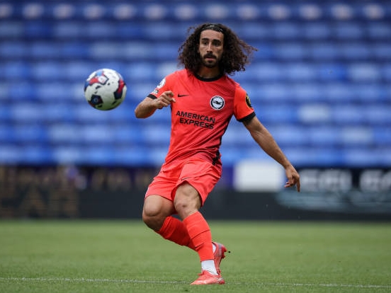 El Brighton se levanta de la mesa por Cucurella