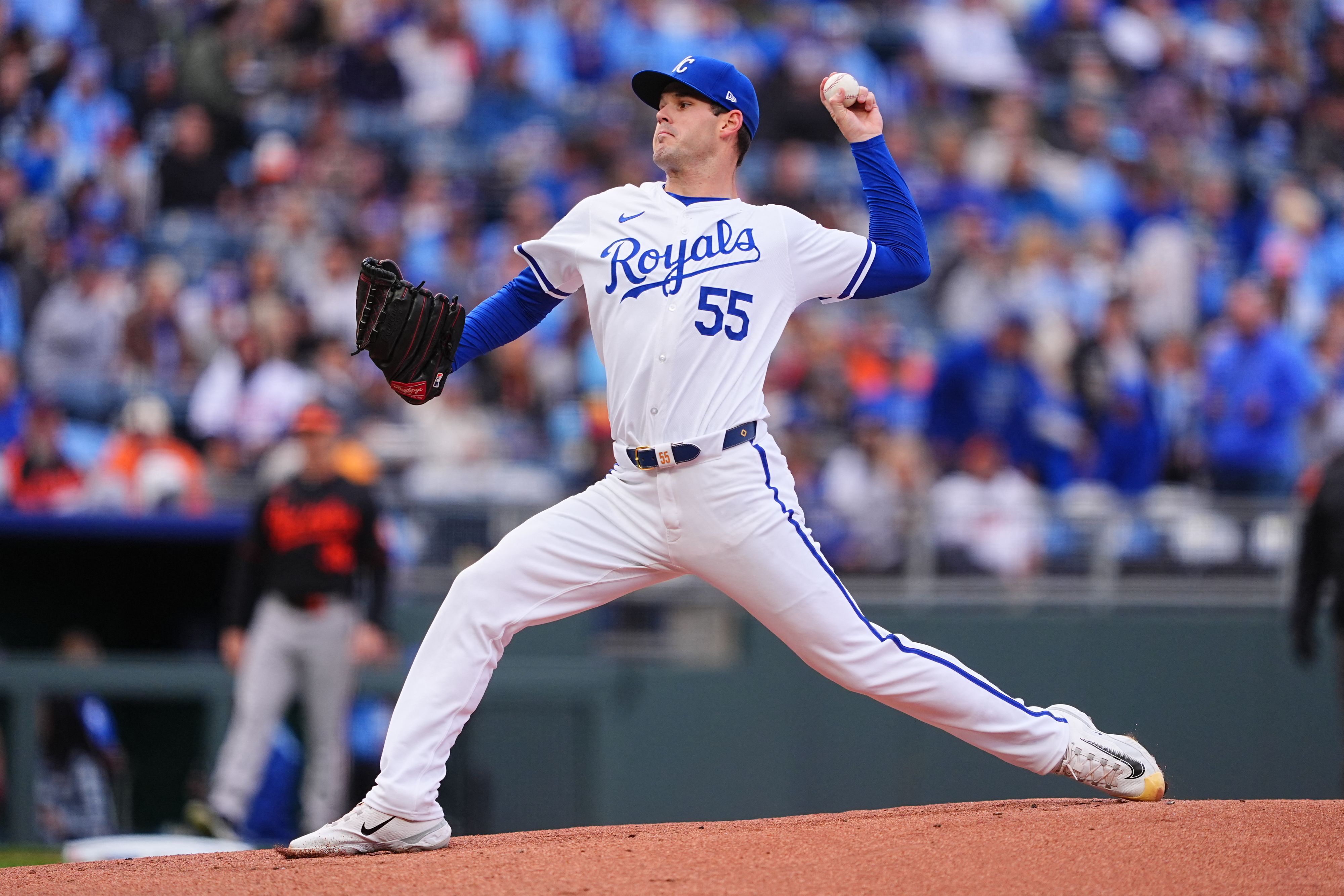 Cole Ragans, #55 de los Kansas City Royals, lanza contra los Baltimore Orioles en la Serie de Comodín.