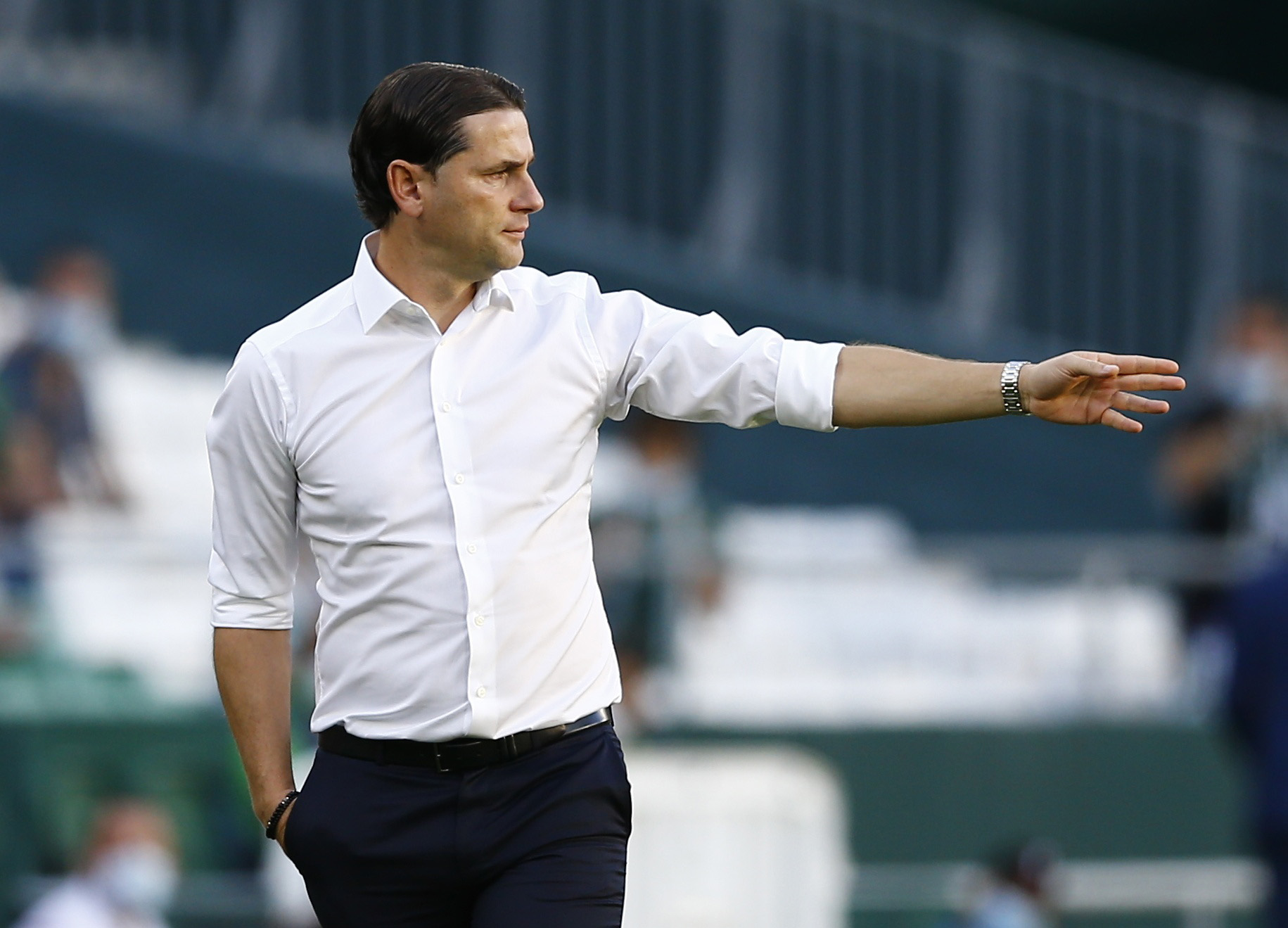 Soccer Football - Europa League - Group G - Real Betis v Bayer Leverkusen - Estadio Benito Villamarin, Seville, Spain - October 21, 2021 Bayer Leverkusen coach Gerardo Seoane REUTERS/Marcelo Del Pozo