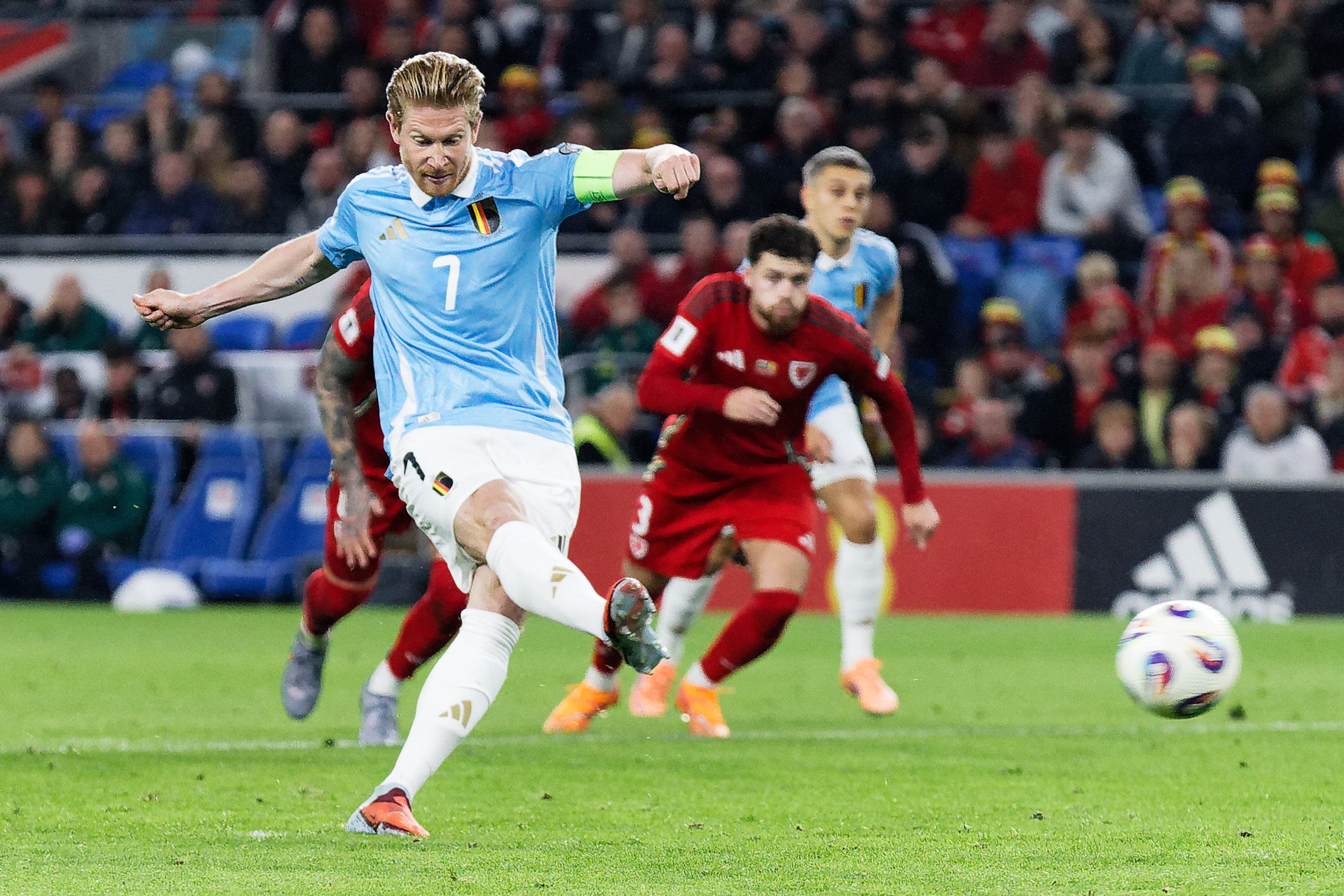 CARDIFF (United Kingdom), 13/10/2025.- Kevin De Bruyne of Belgium scores with a penalty kick during the FIFA World Cup 2026 qualification match between Wales and Belgium in Cardiff, Wales, Britain, 13 October 2025. (Mundial de Fútbol, Bélgica, Reino Unido) EFE/EPA/DIMITRIS LEGAKIS