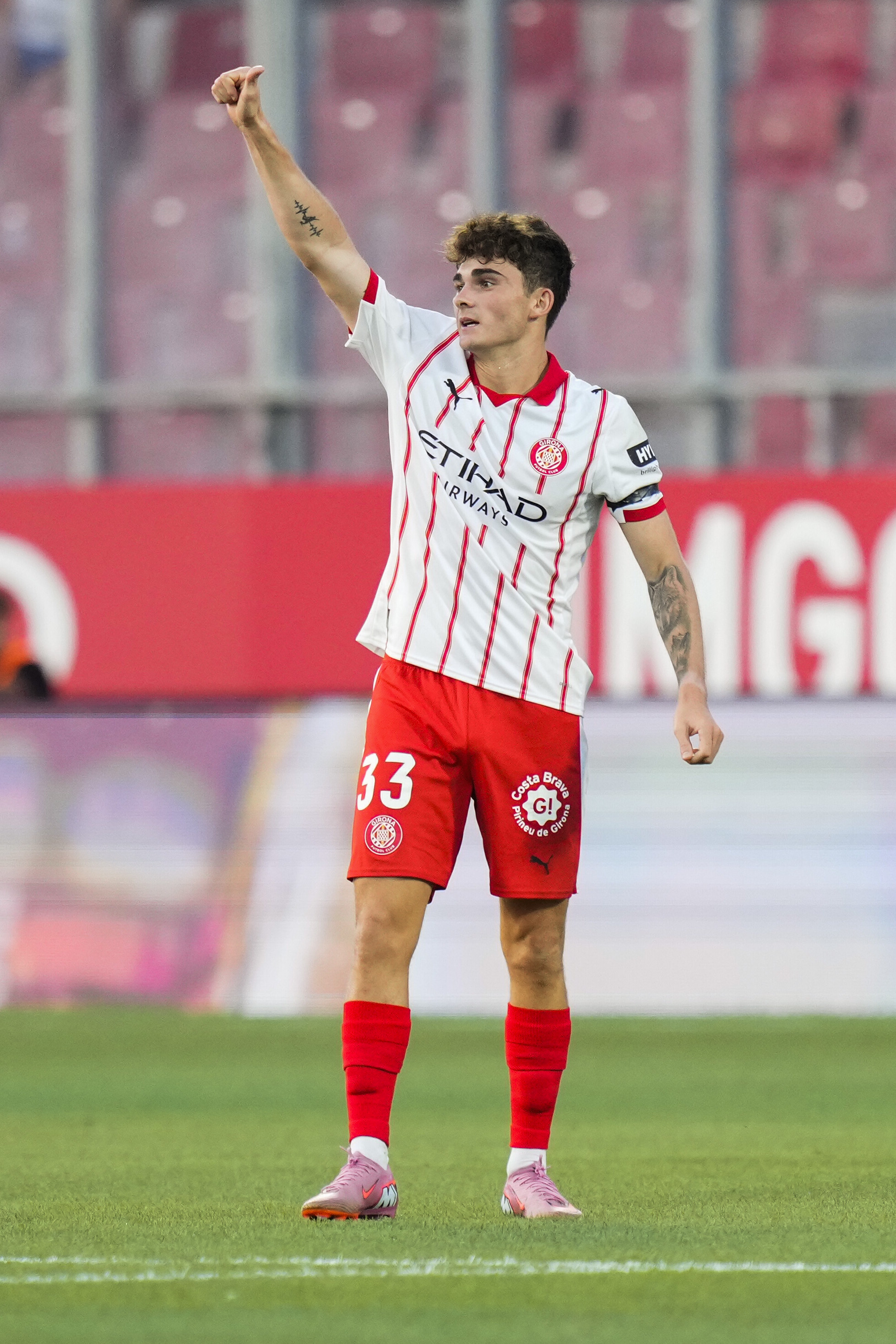 GIRONA, 15/08/2025.- El centrocampista del Girona Joel Roca celebra su gol, primero de su equipo, durante el partido de la primera jornada de LaLiga que Girona CF y Rayo Vallecano disputan este viernes en el estadio Municipal de Montilivi. EFE/Siu Wu
