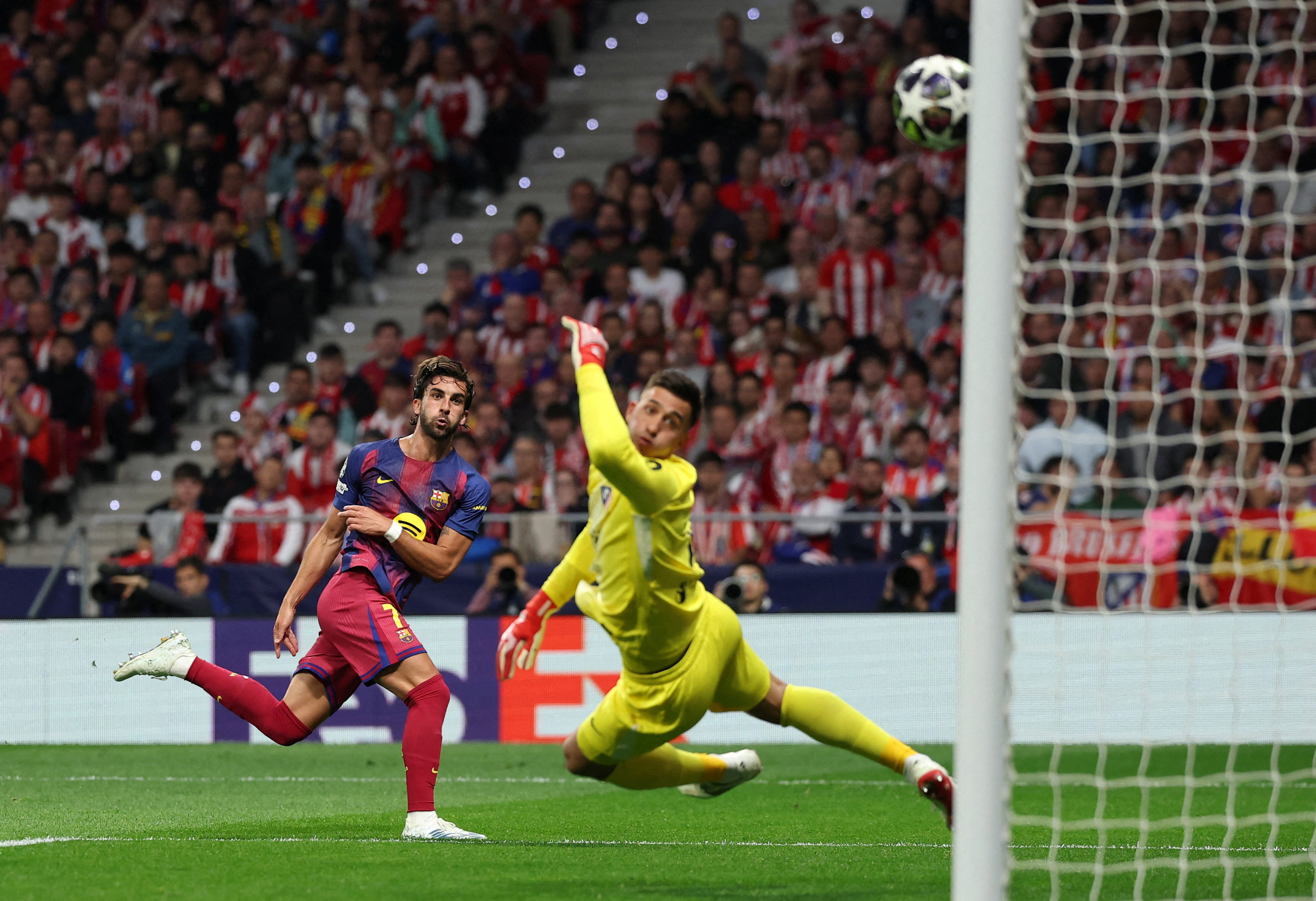 Mirada fija en el esférico del internacional español del Barcelona, Ferrán Torres, y el portero del Atlético de Madrid, Musso.