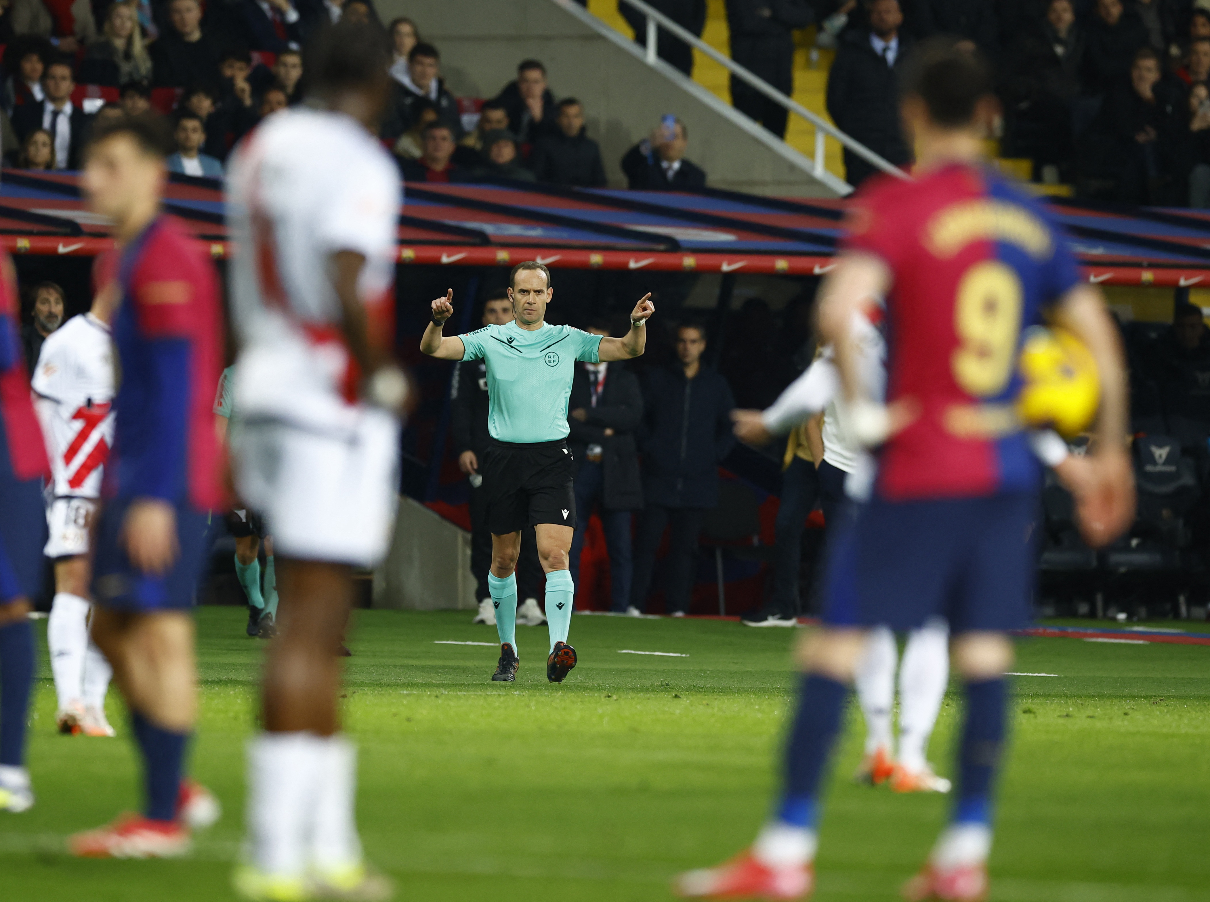 Momento en el que se?alan el penalti para el Barcelona.