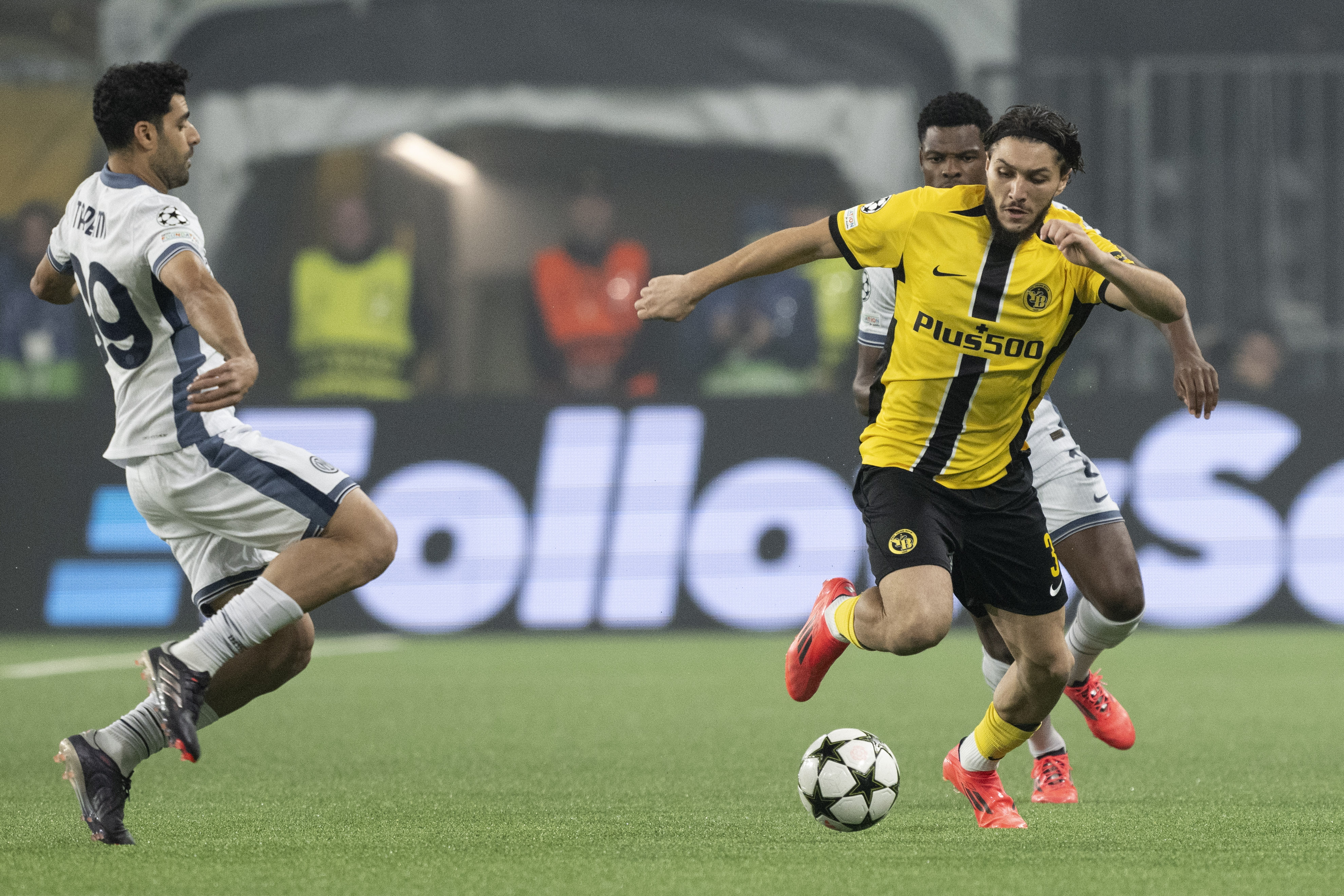 Bern (Switzerland), 23/10/2024.- YB's Jaouen Hadjam (R) in action against Inter's Mehdi Taremi during the UEFA Champions League soccer match between BSC Young Boys and FC Inter, in Bern, Switzerland, 23 October 2024. (Liga de Campeones, Suiza) EFE/EPA/PETER SCHNEIDER
