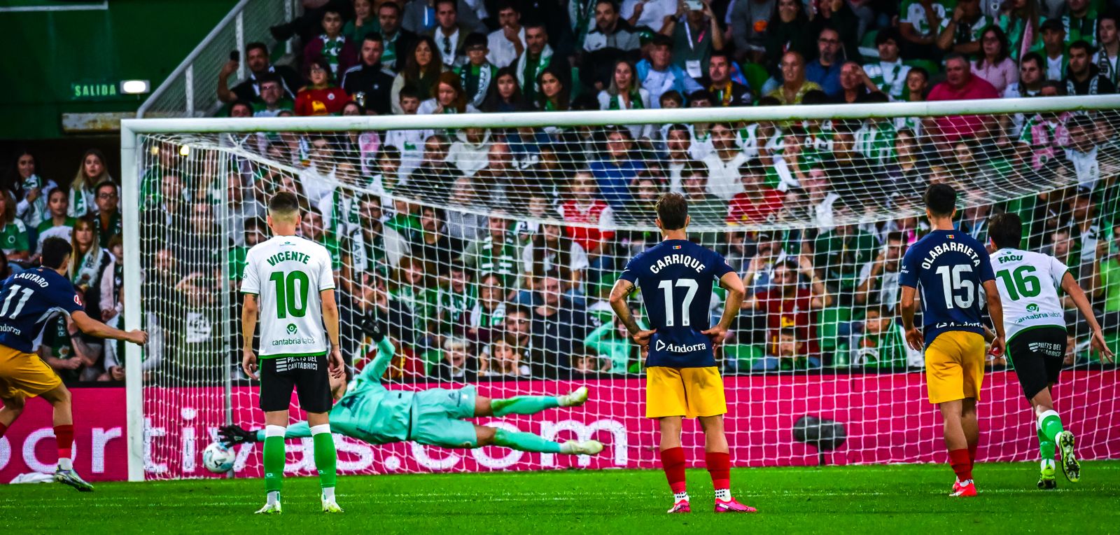 Lautaro adelantó al Andorra desde los once metros.