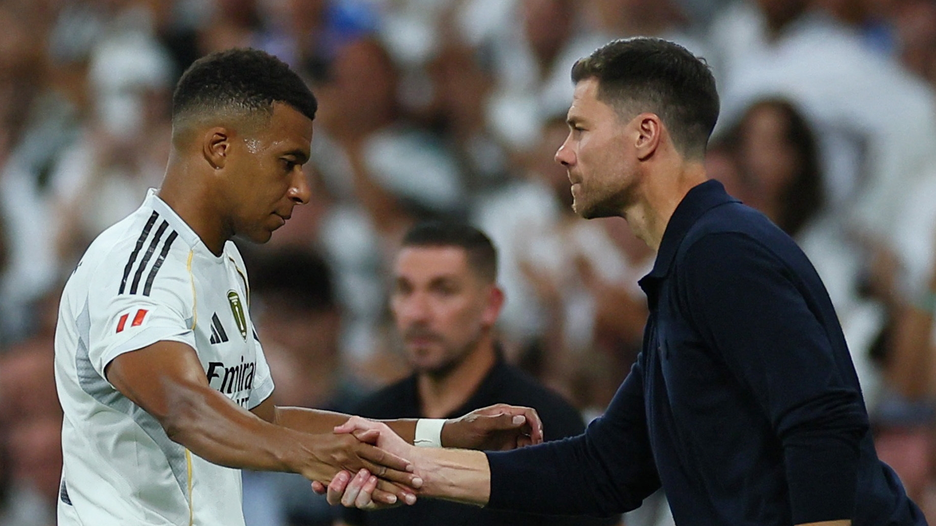 Soccer Football - LaLiga - Real Madrid v RCD Mallorca - Santiago Bernabeu, Madrid, Spain - August 30, 2025 Real Madrid's Kylian Mbappe shakes hands with coach Xabi Alonso after being substituted REUTERS/Isabel Infantes