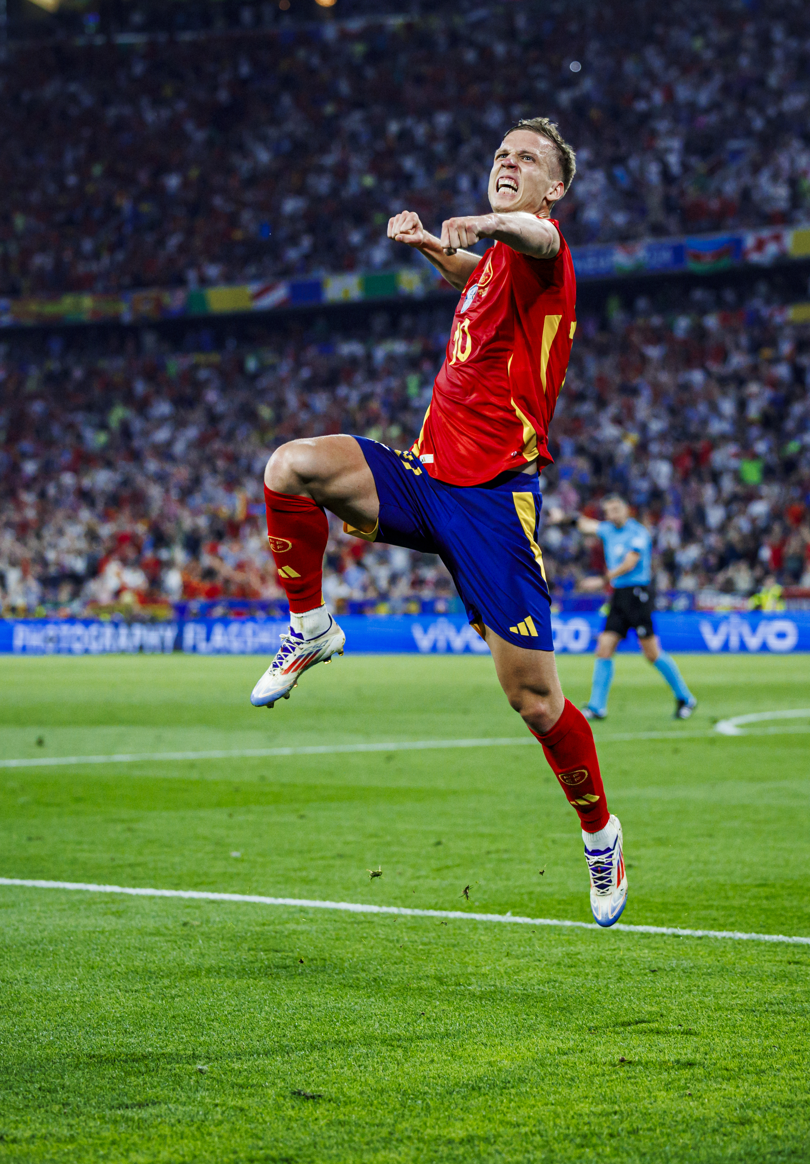 Vuelo de Dani Olmo tras el gol de la victoria de la selección española.