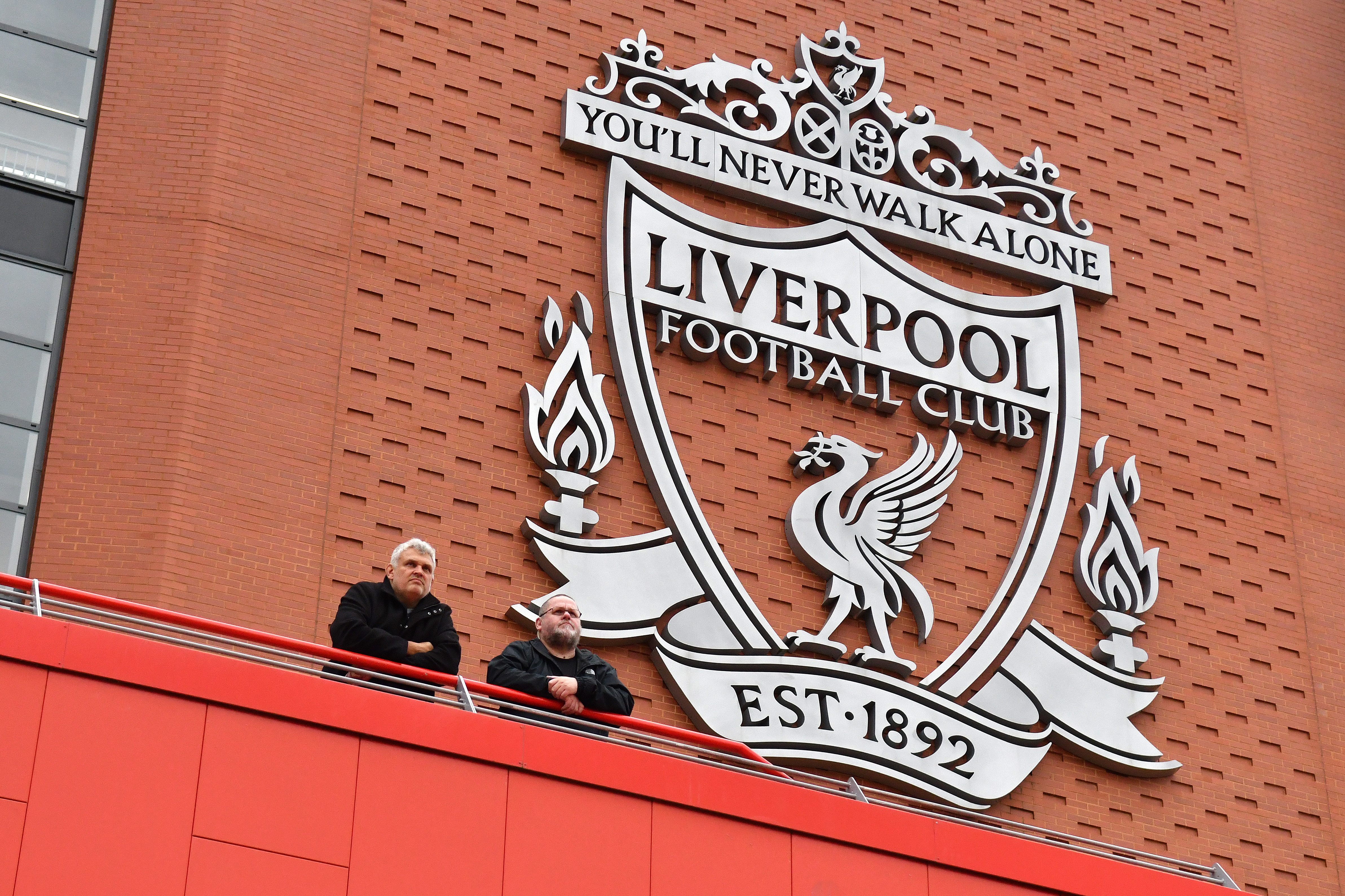 El Liverpool es un club de fútbol inglés fundado en el año 1892 por John Houlding, un hombre de negocios y también presidente del Everton. Un dato curioso del mote de este equipo es que no siempre fueron Reds. De hecho, los colores de la camiseta titular eran blanco y azul cuando se creó este club, muy similares a los del Everton, su eterno rival. Pero en 1964, Bill Shankly, entrenador del equipo por aquel entonces y el que más partidos ha dirigido de la historia del Liverpool, decidió introducir el color rojo para la equipación del equipo. De ahí este mote al equipo de la ciudad de The Beatles. También se les conoce como The Pool, ya que se trata de una abreviación del nombre completo. El principal símbolo del equipo es un ‘Liverbird’ que, según muchas teorías, se podría tratar de una especie de cormorán, un ave marina que vive en costas y riberas, aunque también se comenta que puede ser un ave mítica que jamás haya existido. Aun así, el Liver Bird, es el símbolo de la ciudad de Liverpool y aparece en el escudo del equipo, en la parte superior de las dos torres de Royal Liver Building, a orillas de Mersey. Más adelante, en 1993, fueron incluidas dos llamas eternas a cada lado para homenajear a las víctimas de la Tragedia de Hillsborough, donde el 15 de abril de 1989 fallecieron 97 personas aplastadas a causa de una avalancha en el estadio de Hillsborough, propiedad del Sheffield Wednesday F.C.